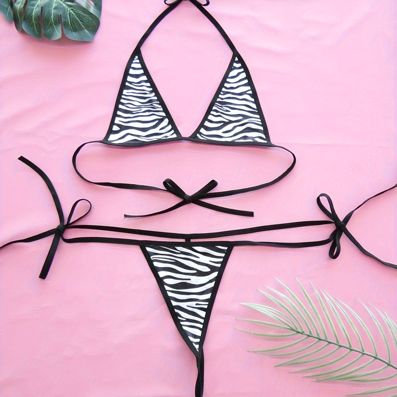 Ayollar uchun zebra naqshidagi bikini S/L o'lchamlarida, qulay moslikda.