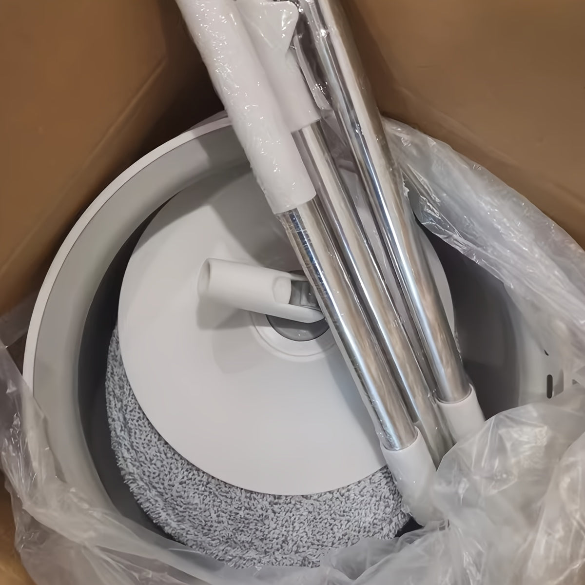 Portativ uy pol mopi, aylanuvchi ABS zanglamaydigan po'latdan yasalgan bosh va super nozik tolali mop pad bilan, yashash xonalarida, yotoqxonalarda, hammomlarda, oshxonalarda va hojatxonalarda tozalash uchun mukammal. Quvnoq 1 dona to'plamda keladi.