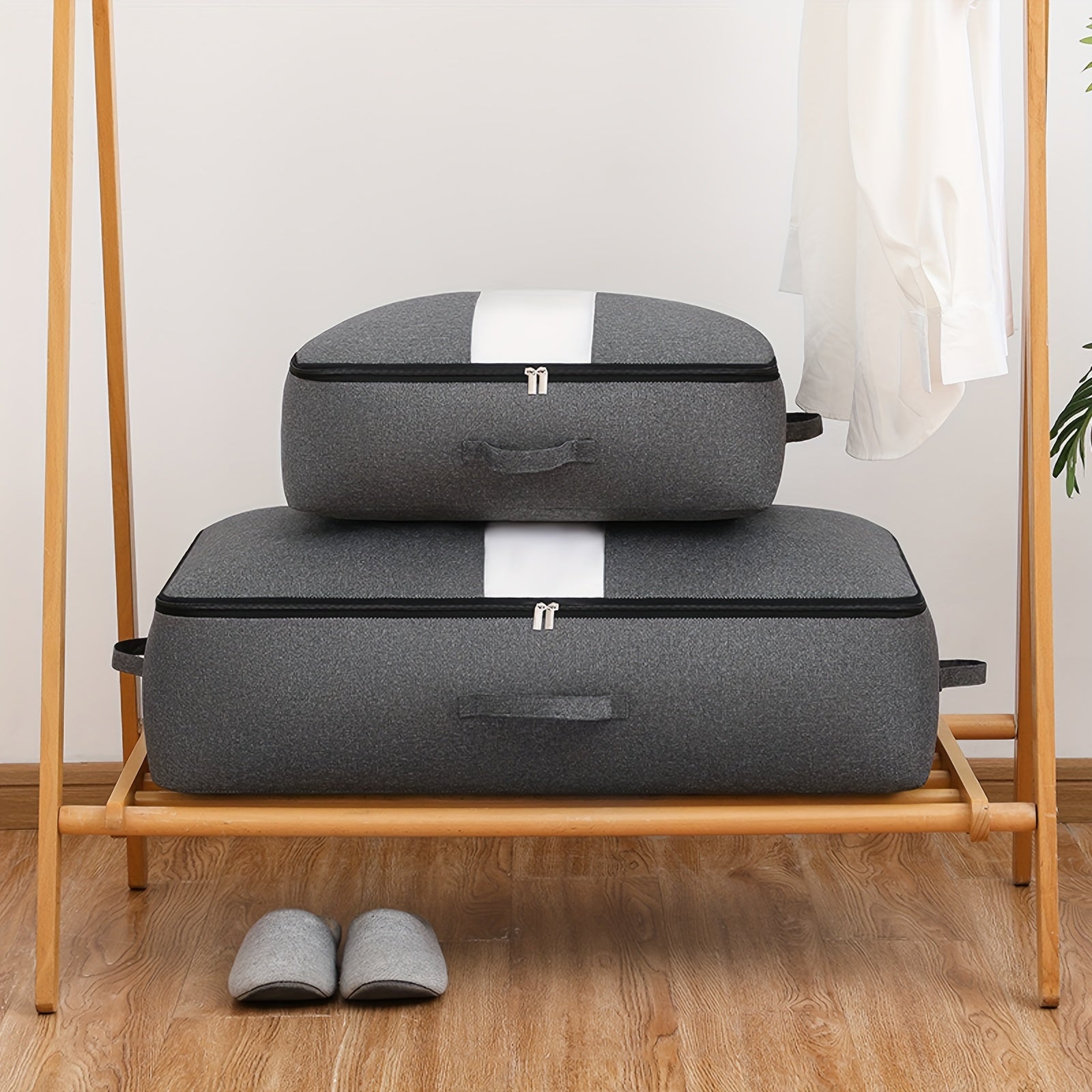 Keng joyga ega bo'lgan yotoq ostidagi saqlash sumkasi, ko'rinadigan deraza bilan, qulay kirish uchun bir nechta tutqichlar, yig'iladigan va zipli - yostiqlar, kiyimlar va o'yinchoqlar uchun ideal