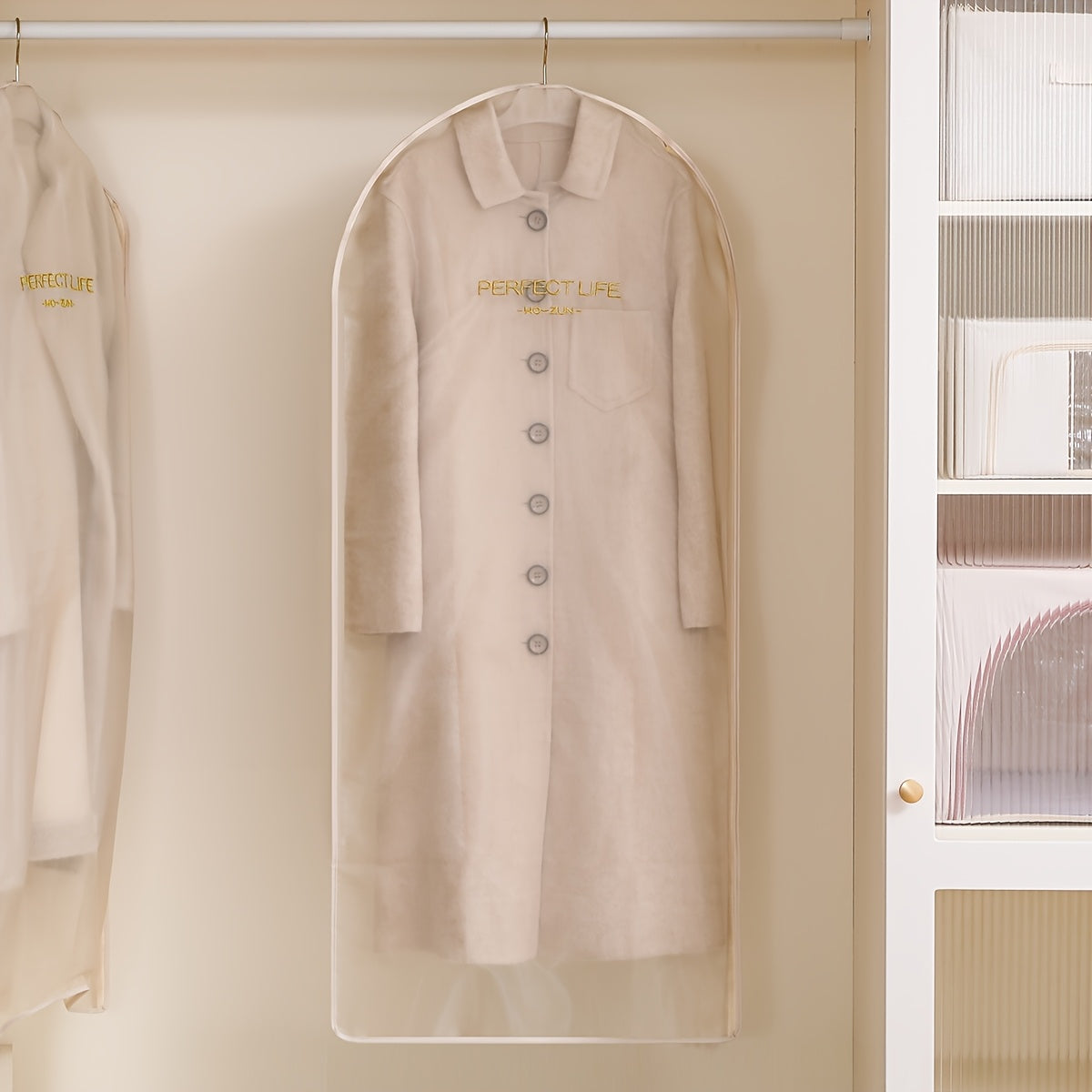 Yupqa zipp bilan kiyimlar uchun chang o'tkazmaydigan qopqog'li kiyim saqlash sumkasi, yostiqlar, ko'ylaklar tashkilotchisi