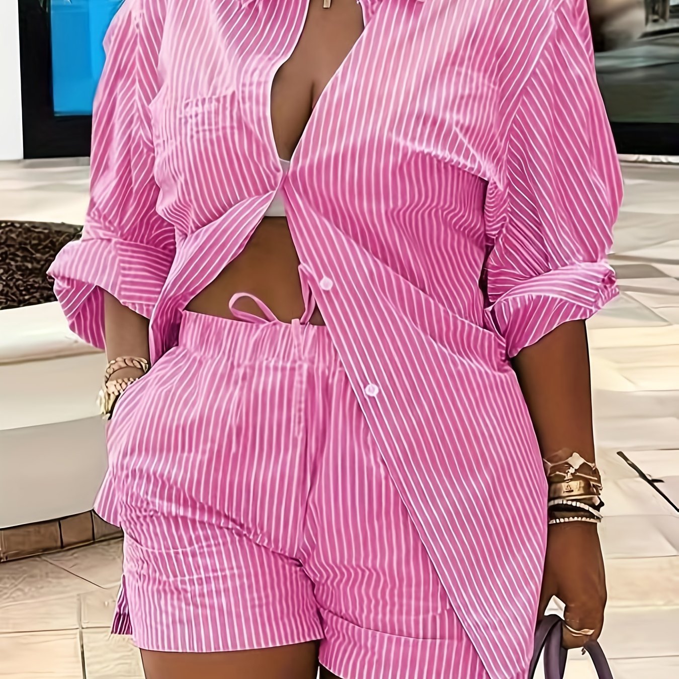 Pushti chiziqli ikki qismli to'plam, uzun qo'lqopli tugmachali ko'ylak va elastik belga ega shortlar bilan. Cho'zilmaydigan polyesterdan tayyorlangan va mashinada yuvish mumkin. Norasmiy foydalanish uchun ideal.