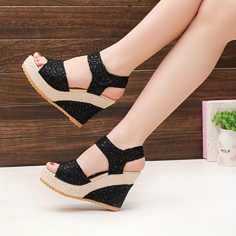 Ayollar uchun bej lakli platforma sandallar, dumaloq barmoqli yuqori taglik va halqali yopilish bilan