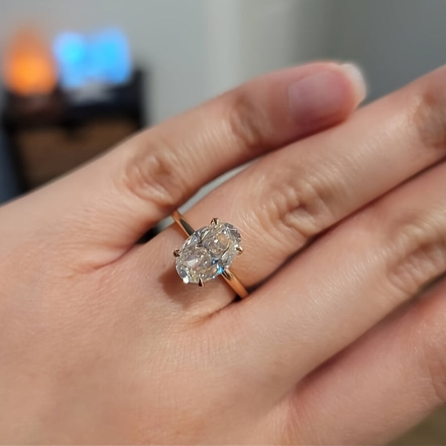 Oddiy va nafis 14K oltin qoplamali S925 kumush uzuk, 1CT, 2CT yoki 3CT oval kesilgan sintetik kubik zirkoni bilan. Kundalik kiyish uchun yoki o'ylangan sovg'a sifatida mukammal.