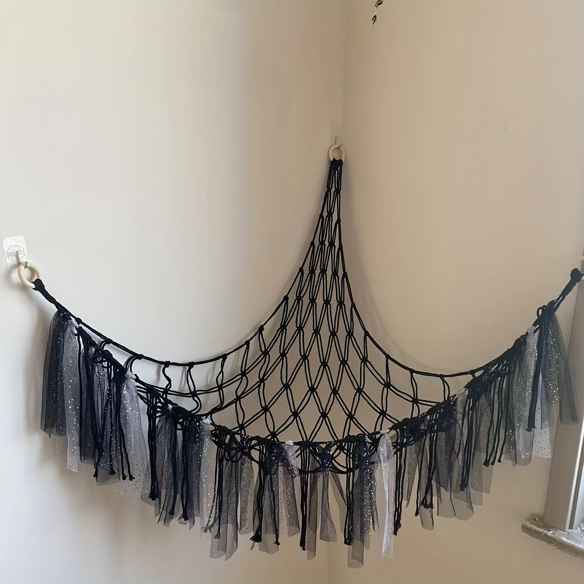 Kichik to'plar uchun tassel bezakli katta to'ldirilgan hayvonlar saqlash g'ildiragi, bolalar xonasi yoki o'yin xonasida o'yinchoqlarni tartibga solish uchun mukammal. O'lchamlari 104.9x104.9x124.97sm.