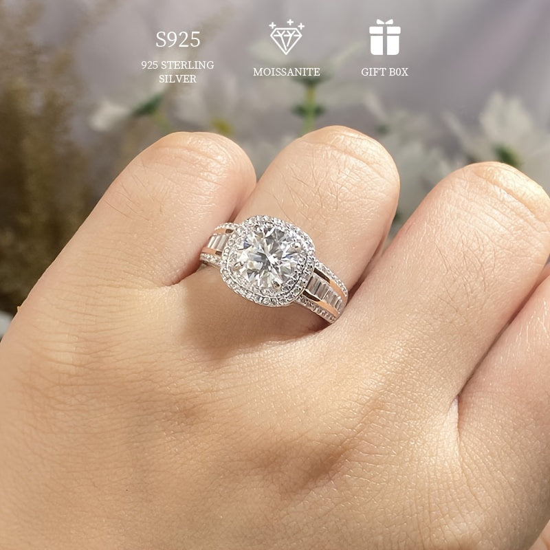 Zamonaviy hashamatli dizaynda yaratilgan 2ct Moissanite to'y uzugi, 925 sterling kumush qoplamada, bohem uslubining jozibasini taratadi. Gippoallergenik va ko'p qirrali, bu bayonot zargarlik buyumi ayollar uchun mukammal moda aksessuaridir. Birga keladi