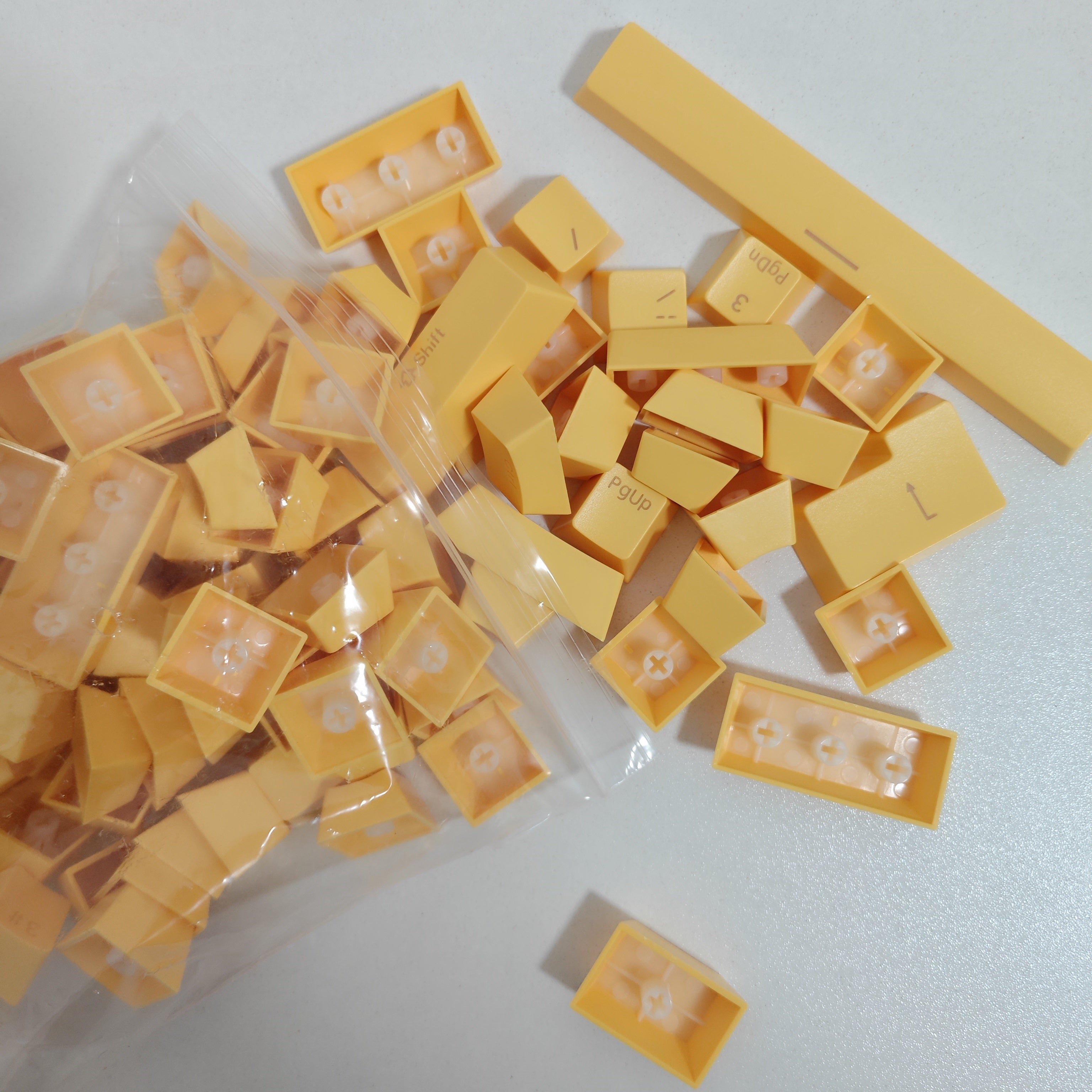 Rang-barang plastik kalitcha o‘rniga qo‘yiladigan, mexanik va o‘yin klaviaturalariga mos keladigan, Rasmga o‘xshash kalitlar bilan mos keladigan