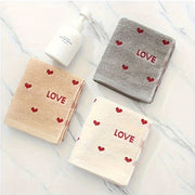 Zamonaviy yurak naqshli qo'l sochiqlari 70% paxta va 30% polyester to'qilgan matodan tayyorlangan, namni yaxshi so'radigan va yumshoq, 430 GSM, geometrik dizayndagi sevgi mavzusidagi sochiqlar hammom va uy bezatish uchun, juftliklar uchun sovg'a to'plami.