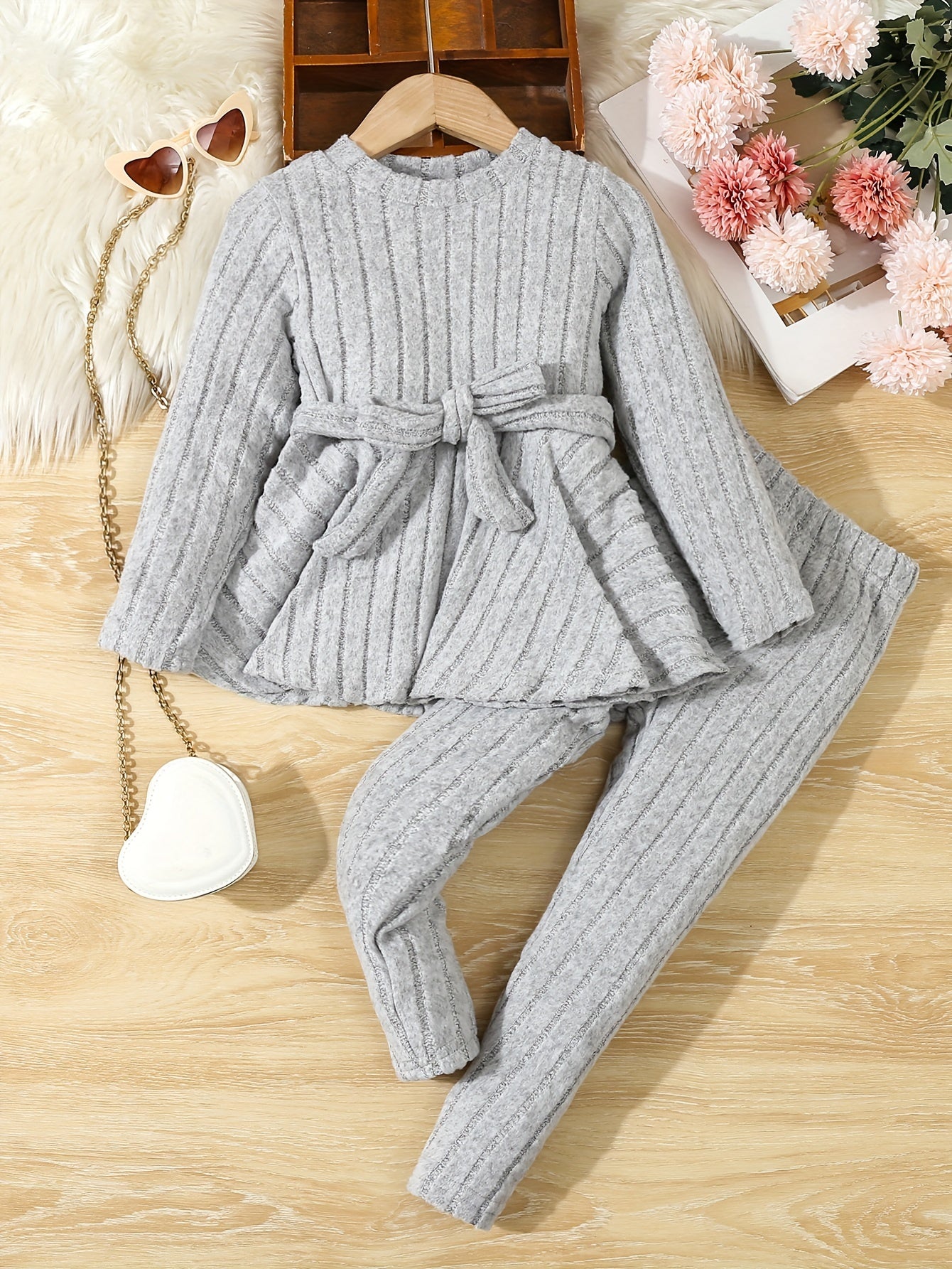 Qizlar uchun tashqi kiyim uchun to'qilgan kamonli bluzka va shimlardan iborat zamonaviy kiyim to'plami