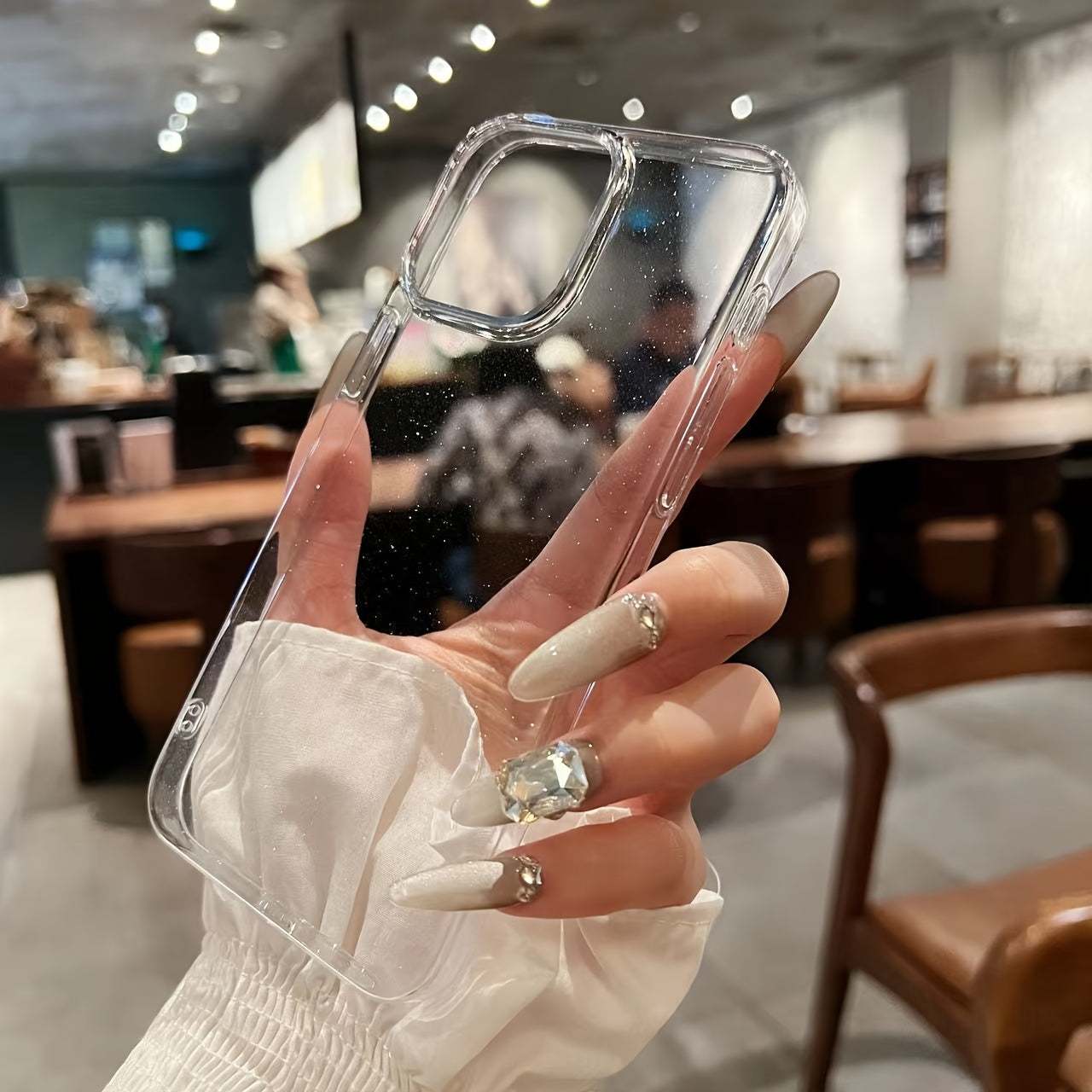 Turli iPhone modellari bilan mos keladigan shaffof akril porloq qattiq qoplama, oddiy, nafis va rangsizlanishga chidamli.