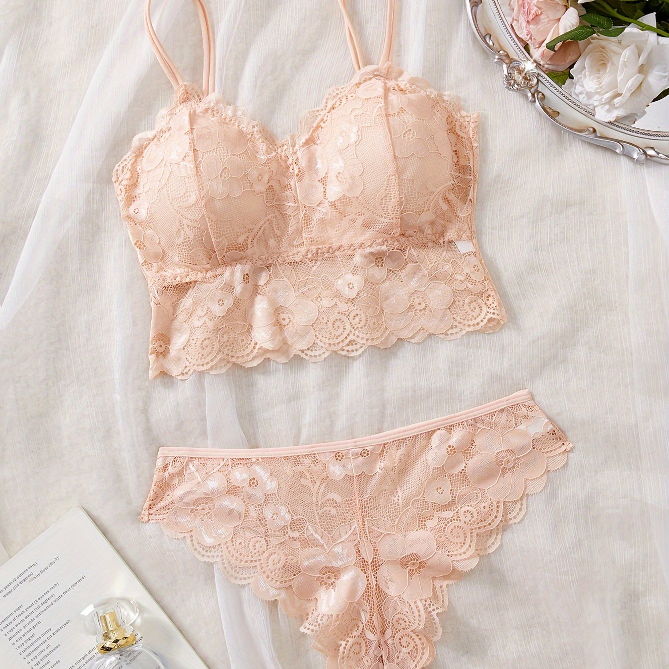 White Lace Lingerie Set with Scalloped Neckline Removable Pad Bra and Low-Rise Panties