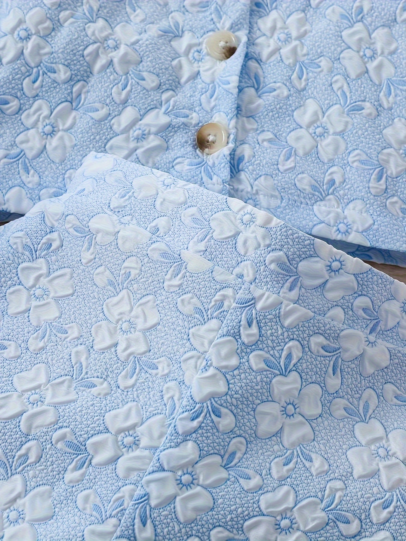 Стильный летний комплект из 3 предметов для женщин в французском стиле, включающий юбку с цветочным принтом, укороченный топ на пуговицах и шорты светло-голубого цвета. Изготовлен из полиэстера, можно стирать в машине, идеально подходит для