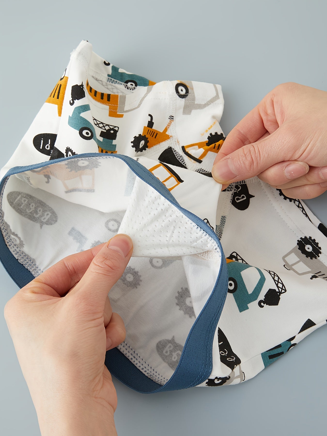 Yigitlar uchun paxta boxerlar to'plami 4 ta, ko'k va oq ranglarda multfilm ekskavator va transport vositalari naqshlari bilan