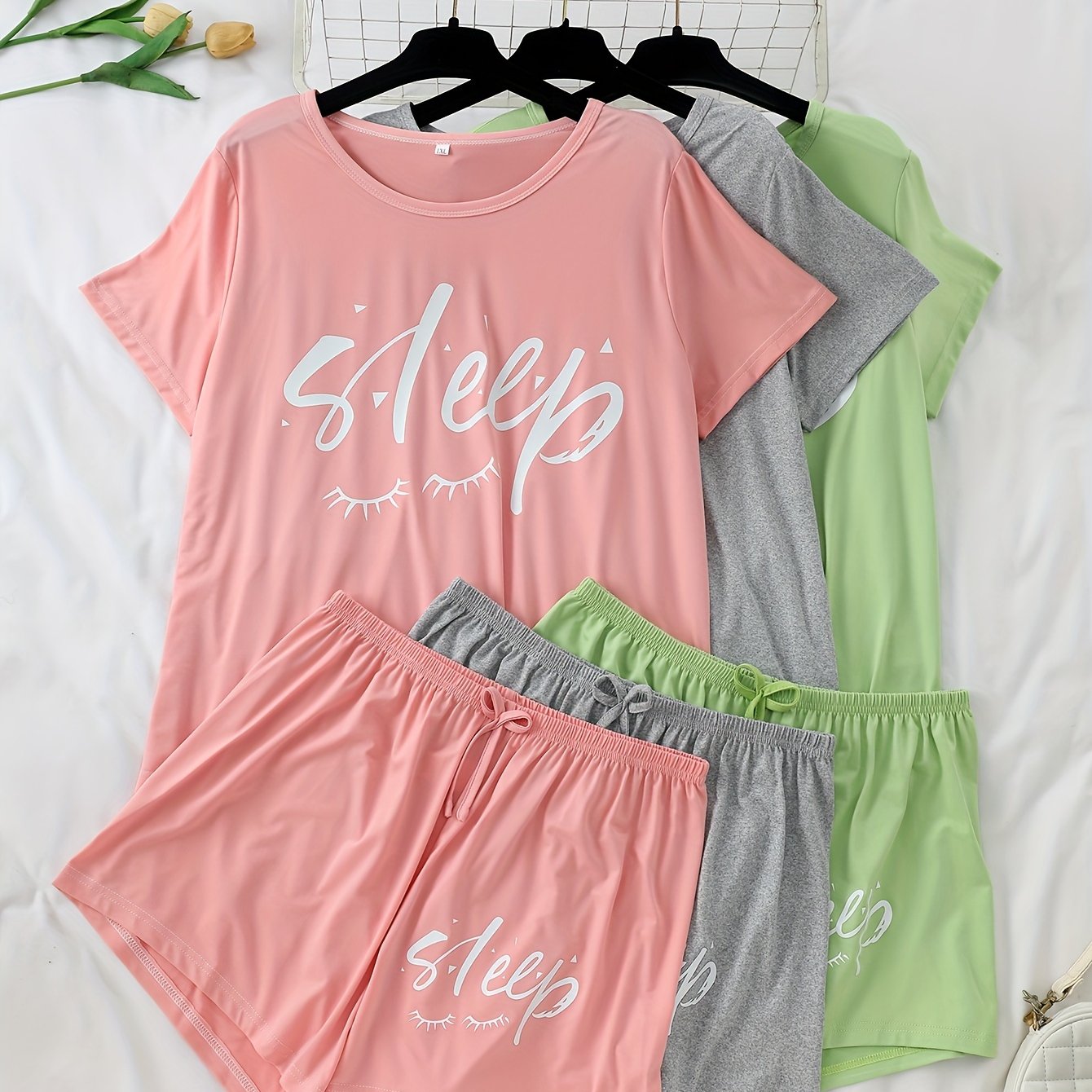Ayollar uchun 3 qismli pijama to'plami, alifbo printi, cho'ziladigan polyester trikotaj mato, rangli blokli qisqa yengli ko'ylak va shortlar. Uyda kuz mavsumida dam olish uchun mukammal.