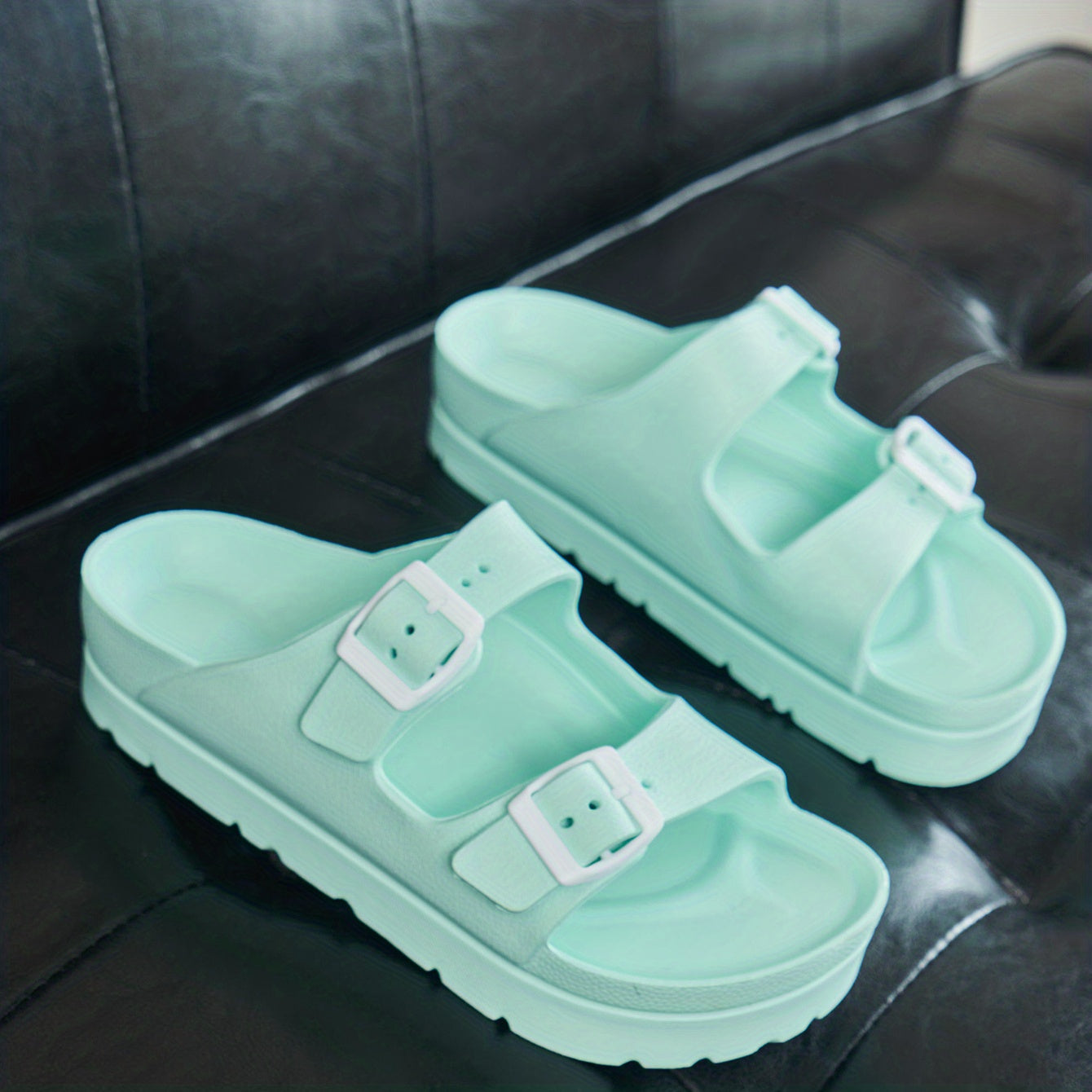 Ayollar uchun bir rangli sandallar, kundalik foydalanish uchun platformali slaydlar, sozlanadigan ikki taqilgan qisqichlar bilan