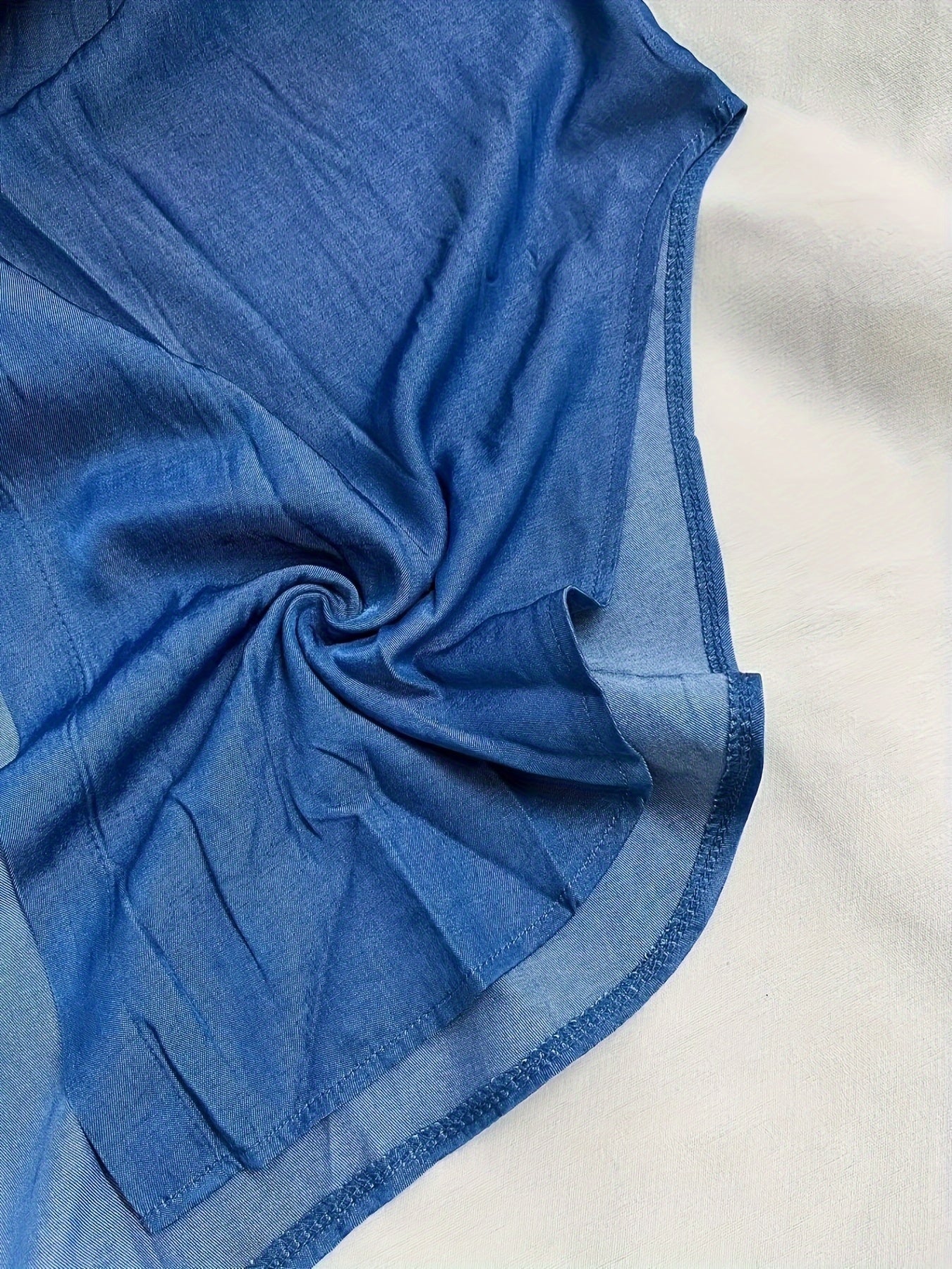 Yoz va kuz uchun tugmachali old qismi va bo'linma pastki qismi bilan bir rangli ayollar uchun tasodifiy ko'ylak.