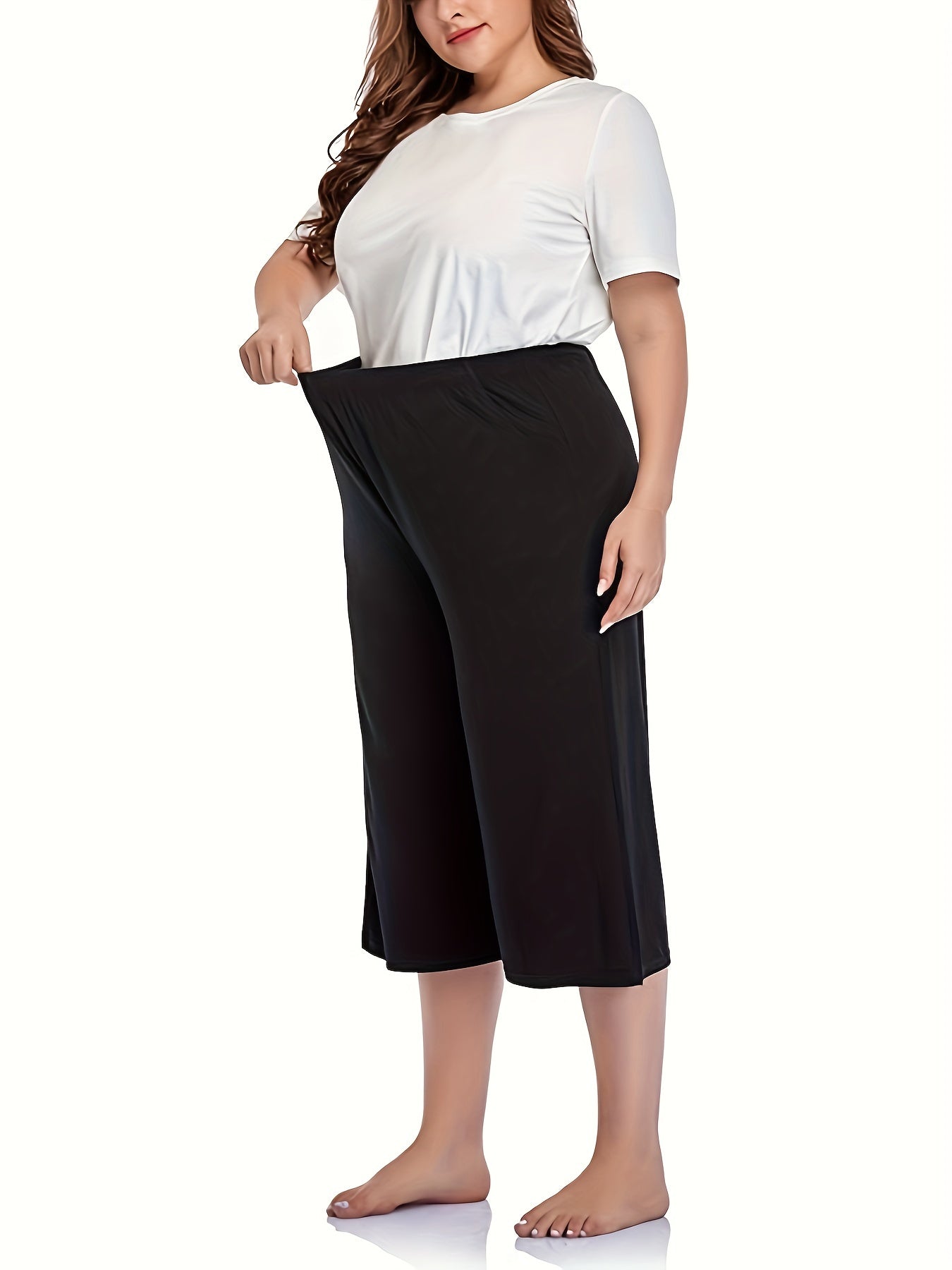 Plus o'lchamdagi ayollar uchun kengaytiriladigan polyester Capri shortlari, bir rangli, cho'ntaklar bilan