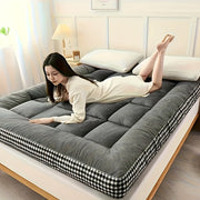 Yumshoq va hashamatli tekis to'shak ustki qismi, yotoqxonangiz, mehmonxonangiz yoki talabalar yotoqxonasida barcha mavsumlar uchun qulaylik uchun mukammal. Nafas oladigan va yumshoq, kuz va qish uchun qulay uyqu uchun zarur.