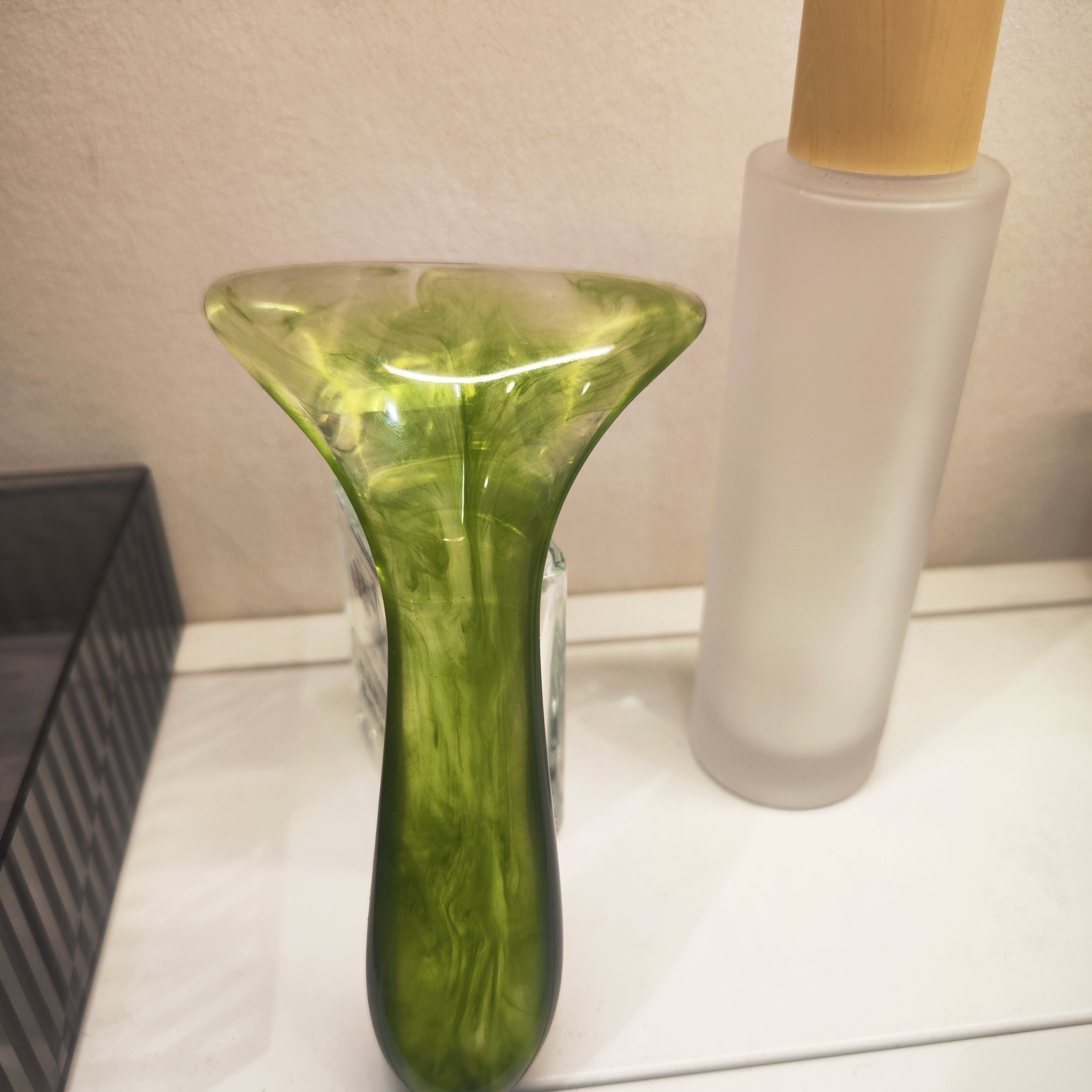 Ergonomik Gua Sha massaj asbobi: Barcha teri turlari uchun yashil yuz va tana massajchisi. Zaryadsiz, batareya talab qilinmaydi. Yumshoq tuzilishi bilan dam olish va sog'liq uchun ideal.