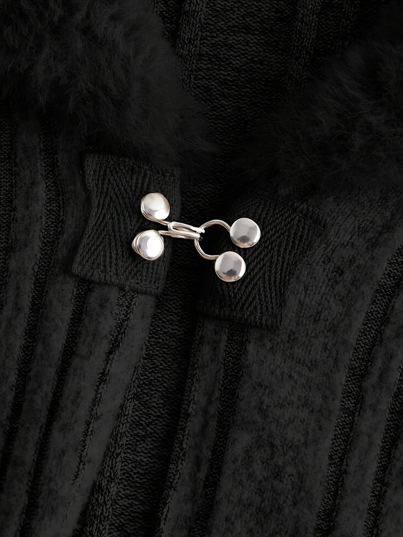 Uzoq yengli, uslubiy polyester palto, soxta mo'ynali yaka bilan, barcha fasllar uchun mukammal.