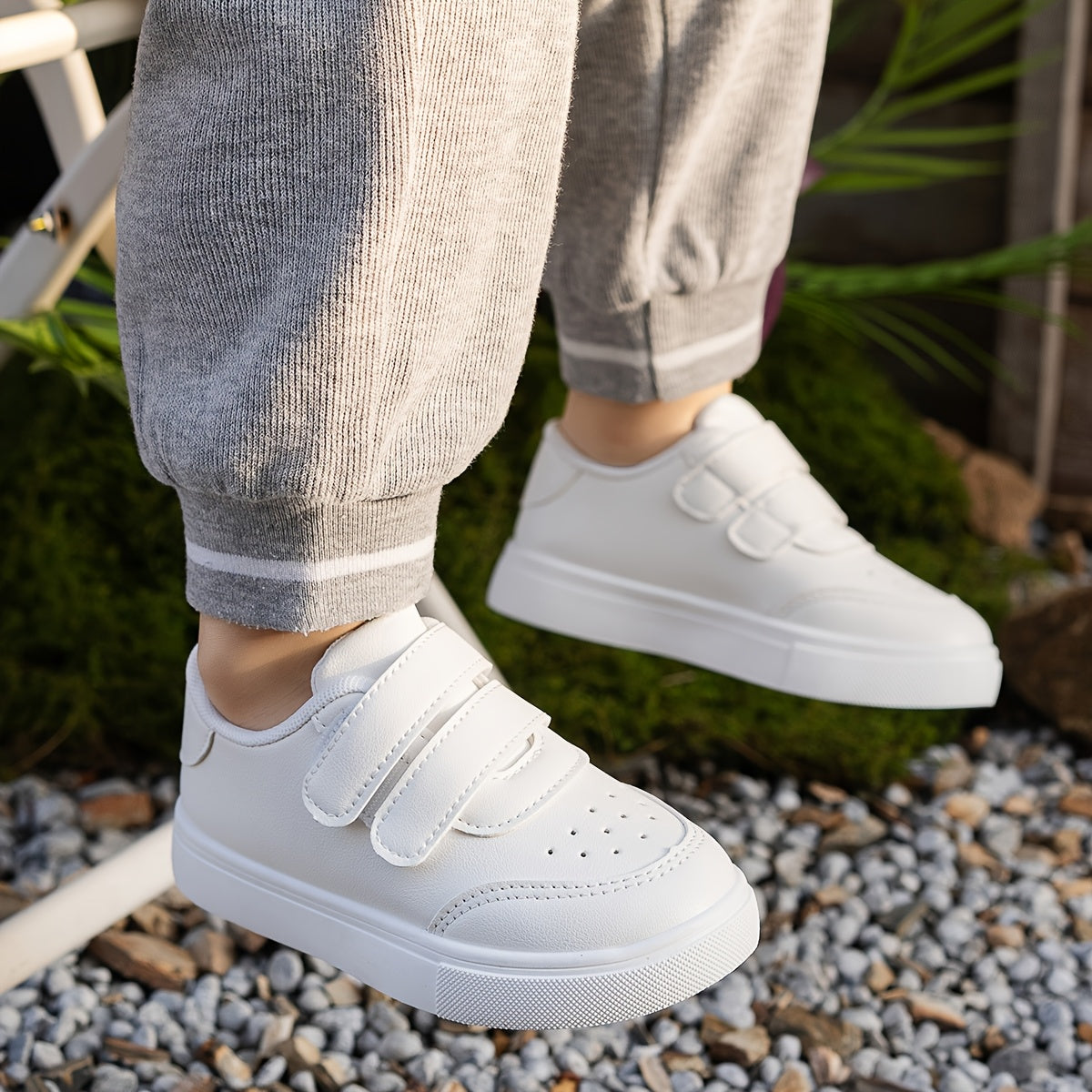 Bolalar uchun elastik bog'ichli, nafas oladigan mato astarli va kauchuk taglikli oq pastki sport krossovkalari. O'g'il va qizlar uchun yugurish, kundalik kiyim va tasodifiy kiyimlar uchun mos.