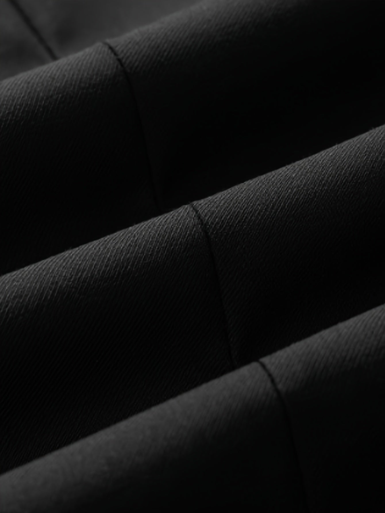 Erkaklar uchun tasodifiy bir rangli blazer, polyester matodan, yengli ko'ylak, bitta tugma bilan, va yirtilgan pastki qismi.