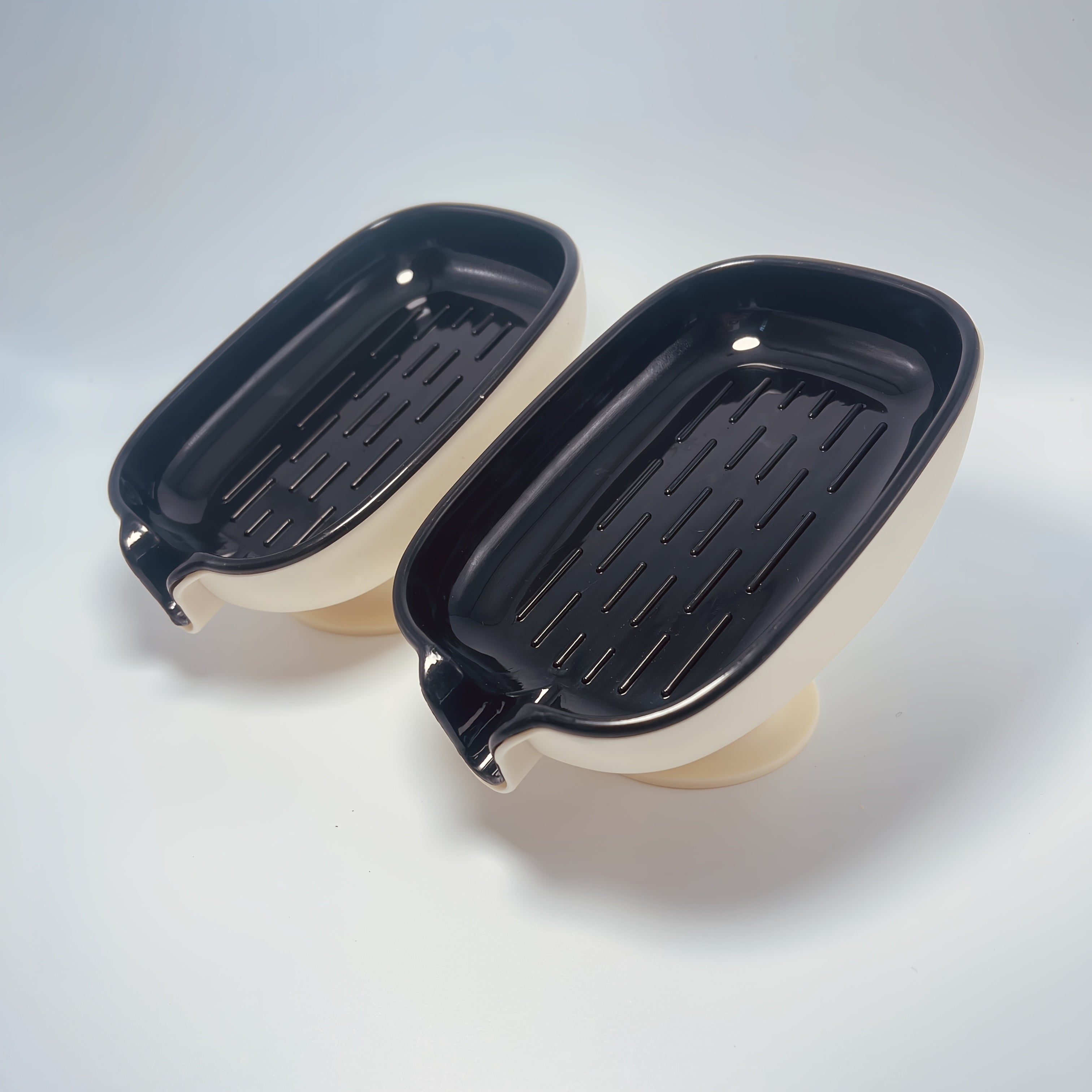 Zamonaviy, o'z-o'zidan suyuqlikni oqizadigan dizaynga ega, mustahkam plastik oval sabun idishi hammomda foydalanish uchun.