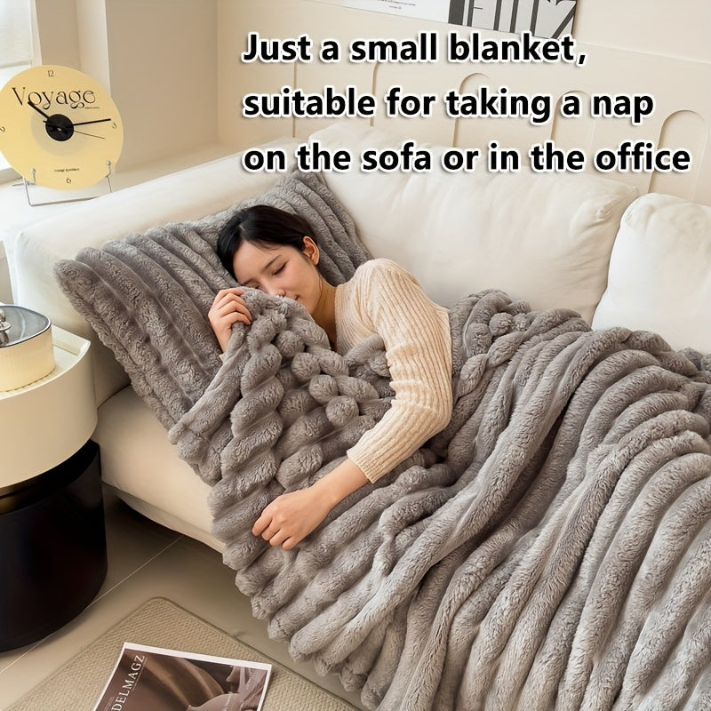 Уютное современное полосатое плюшевое одеяло, изготовленное из утолщённой полиэстеровой трикотажной ткани, идеально подходит для всех сезонов. Может использоваться как покрывало, одеяло для дневного сна или даже как одеяло для питомца. Вес 250-300 г/м².