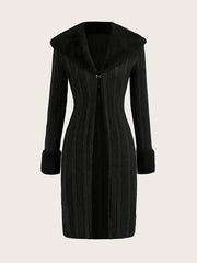 Uzoq yengli, uslubiy polyester palto, soxta mo'ynali yaka bilan, barcha fasllar uchun mukammal.