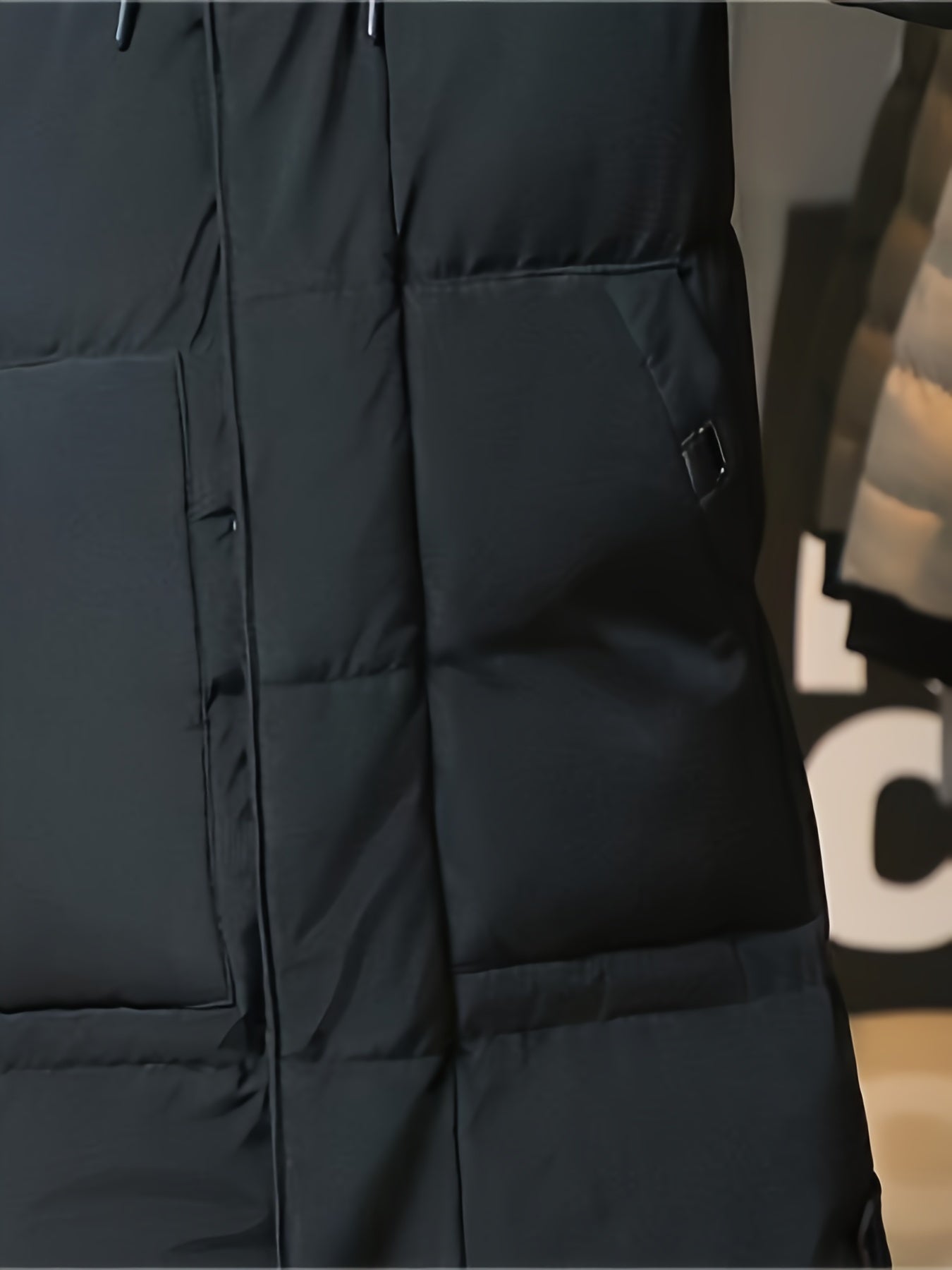 Erkaklar uchun uzun kapüşonli palto, iliq, qalin polyesterdan tayyorlangan, katta cho'ntaklari bor. Qora rangdagi zip-up qish palto, tasodifiy kiyimlar uchun. Katta cho'ntak dizayni va mustahkam qish kiyimi.