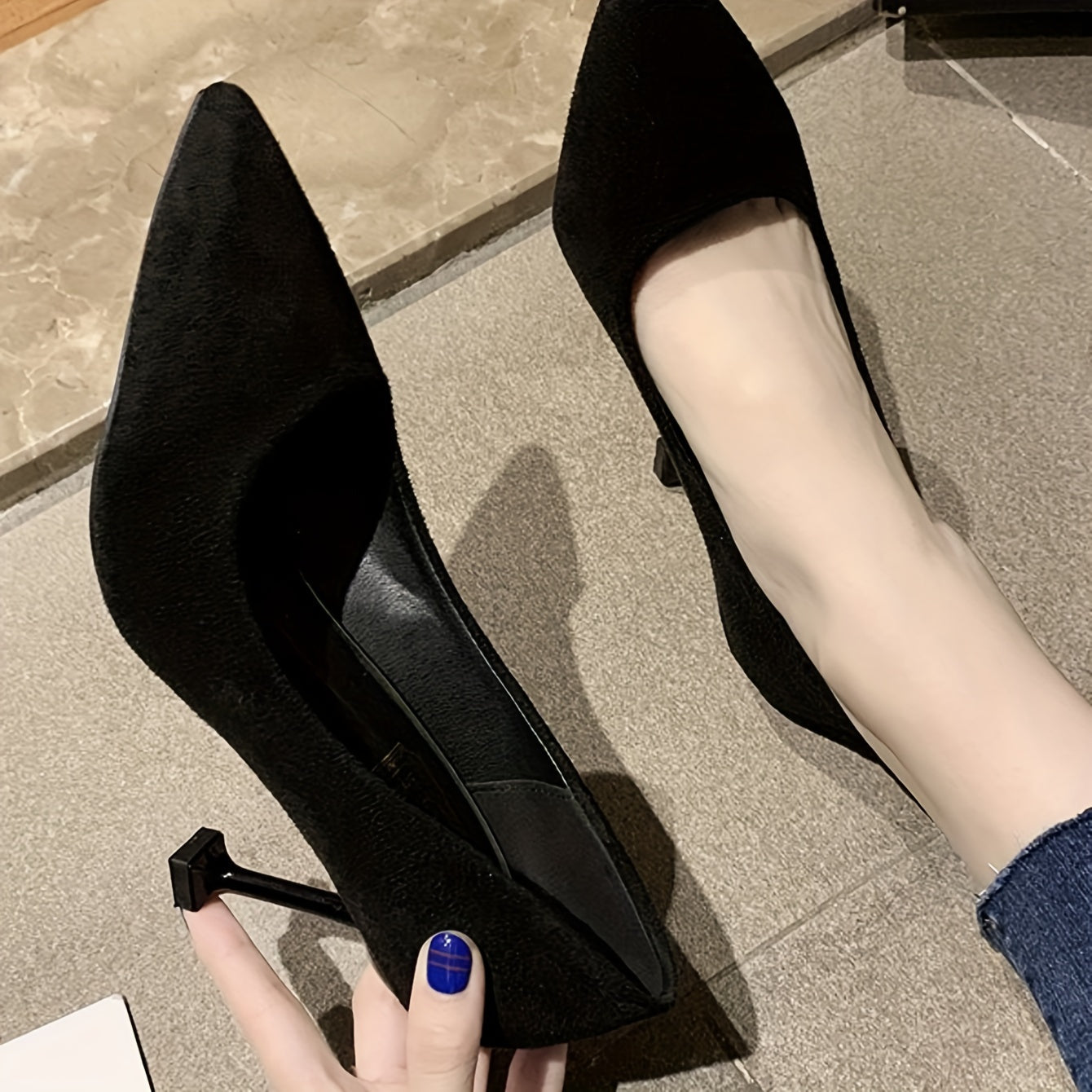 Туфли-стилеты однотонного цвета с острым носком, идеально подходящие для торжественных случаев.