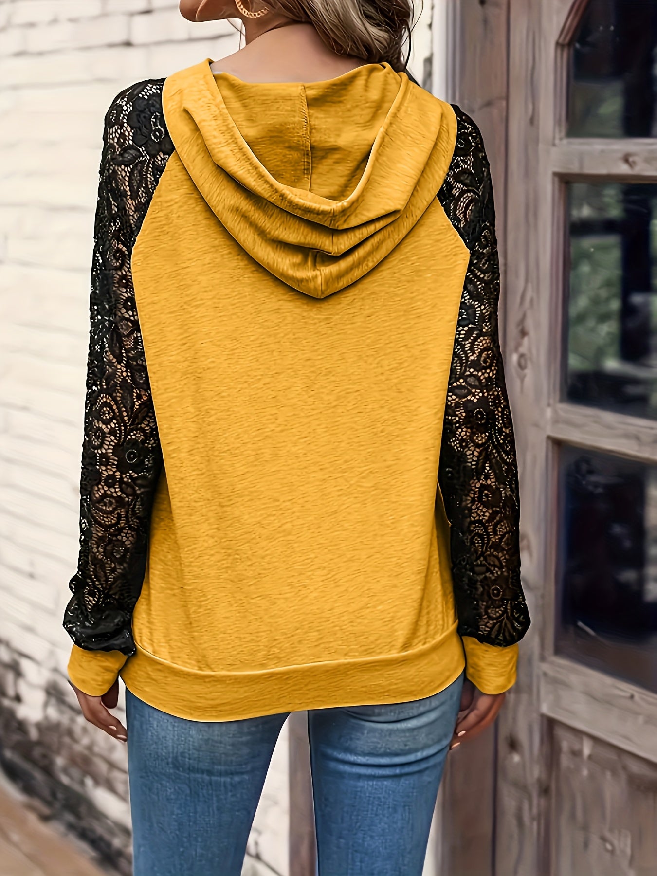 Ayollar uchun katta o'lchamli kapüşonli kiyim, chiroyli chiziqli qirqim bilan, uzun qo'lqopli gullik naqshli kundalik pullover