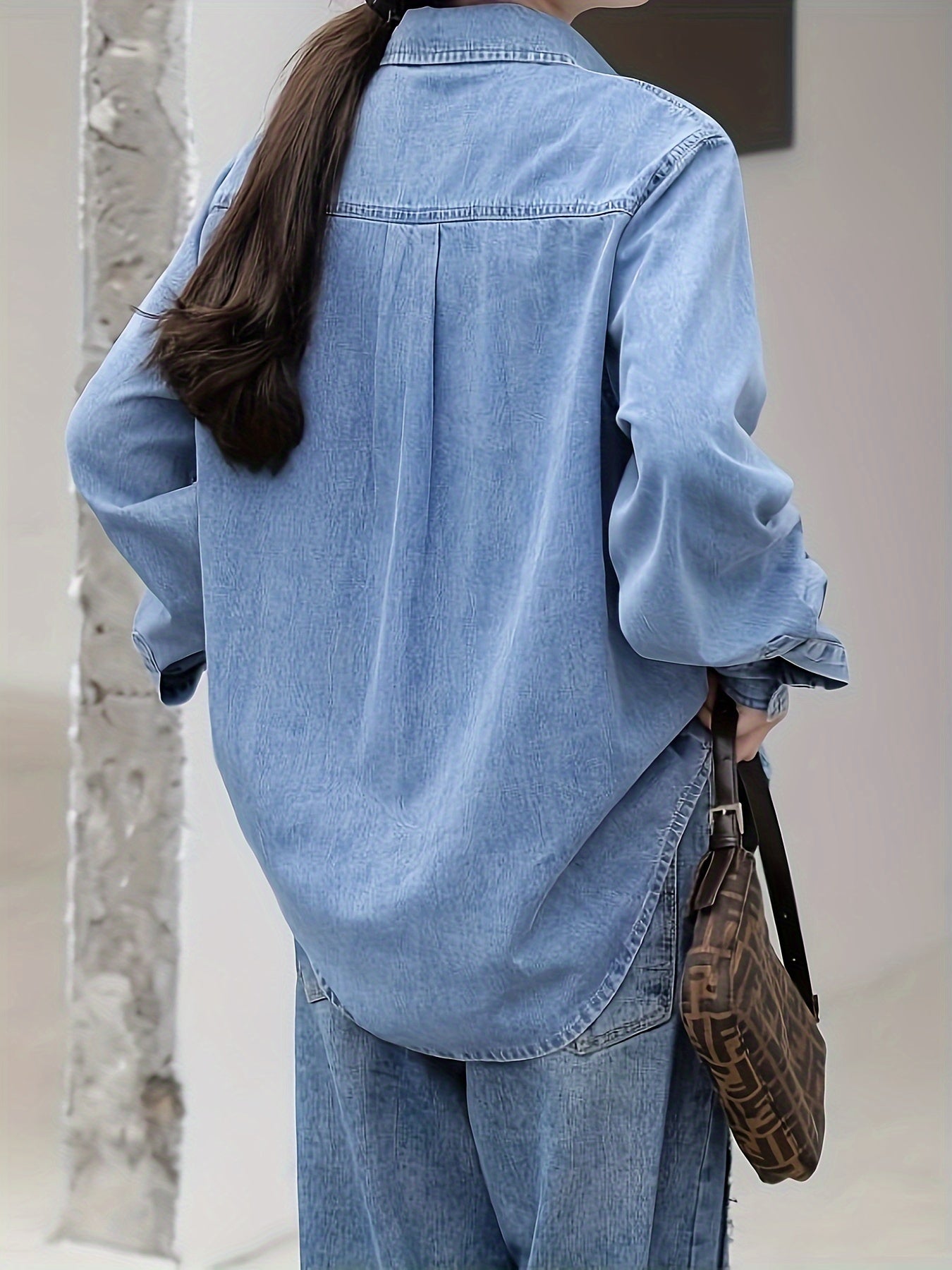Klassik uslubdagi, yengil ko'k denim jakkasi, lapel yaka va cho'ntaklar bilan, ayollar uchun.