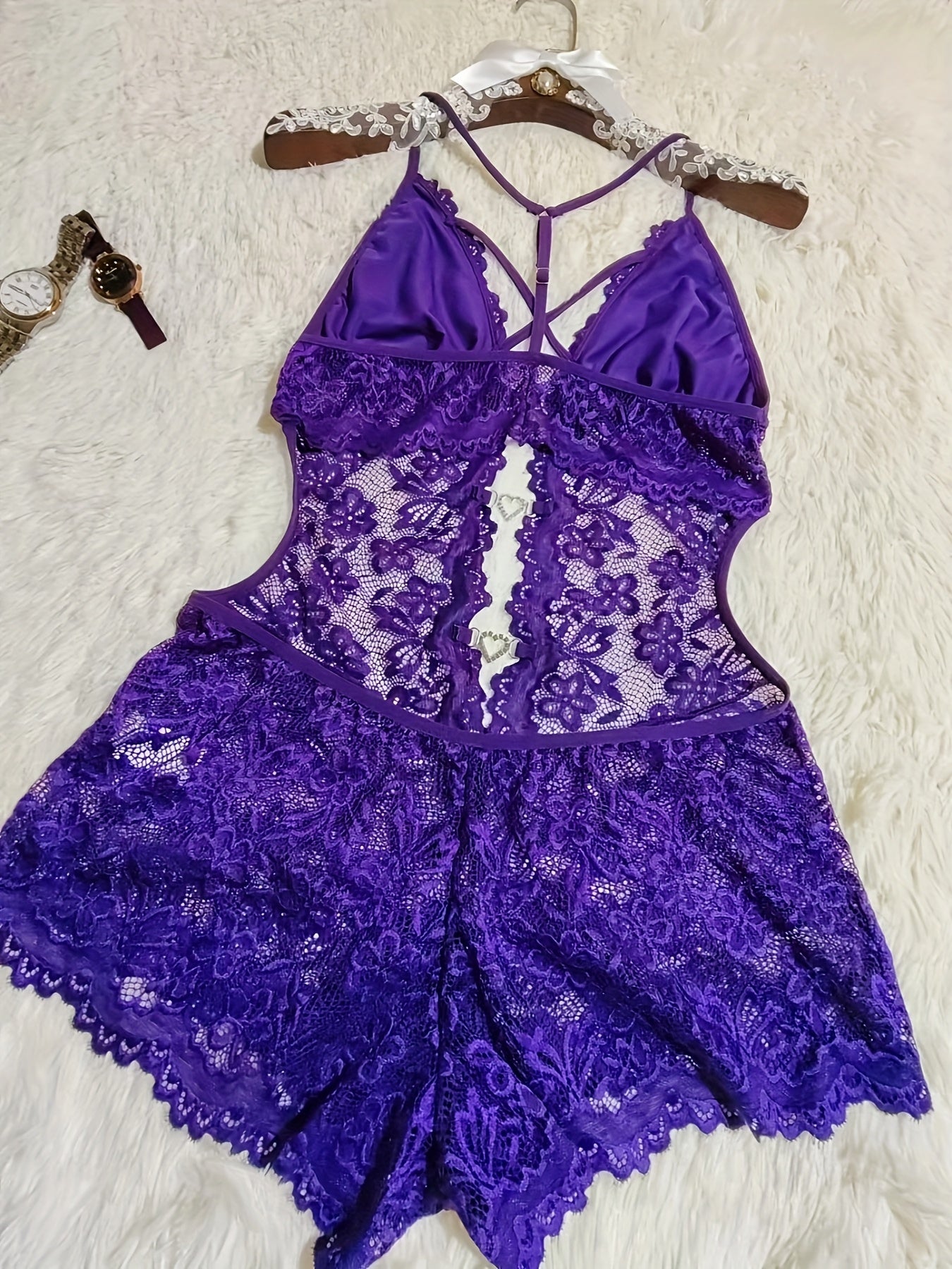 Jozibali dantel bodysuit, kesish tasmasi dizayni va yurak olmosi tafsiloti bilan, 95% polyester va 5% elastan to'qima matodan tayyorlangan. Yostiqsiz, ayollar uchun zamonaviy bir parcha ichki kiyim.