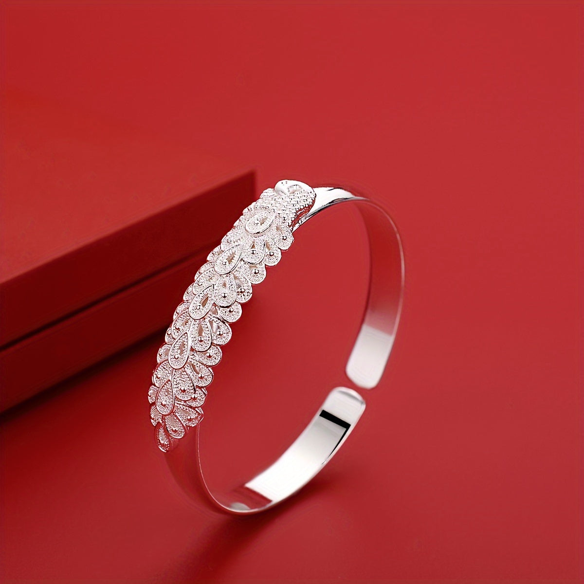 S999 kumush to'yingan tovuq yurak sutrasi ochiq bilaguzuk, qiz do'stlar uchun ideal bo'lgan zamonaviy va moslashuvchan mustahkam ochiq bilaguzukdir.