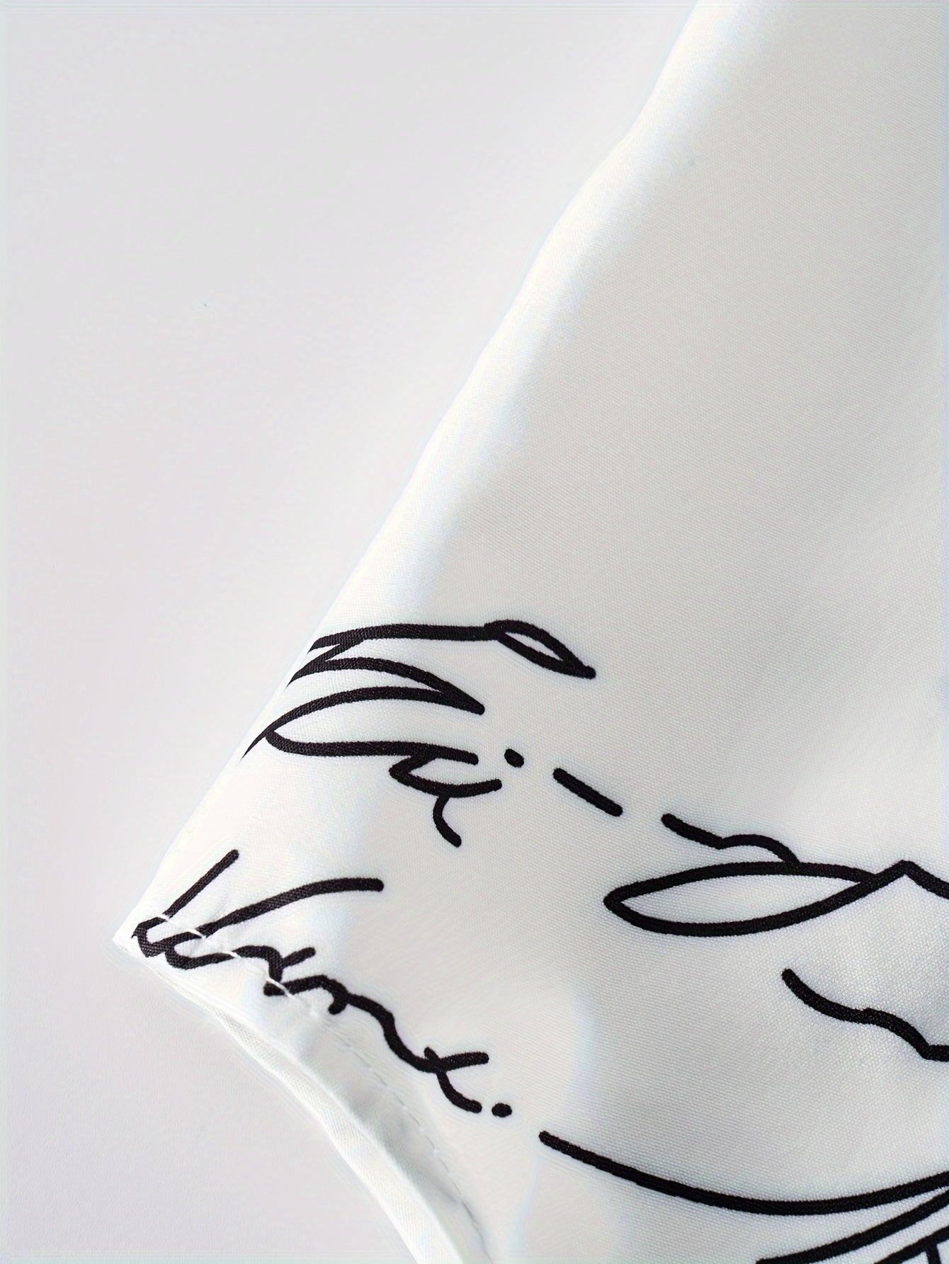 Yoz va kuz ta'til uslubi uchun harf bosma, tugmachali old qismi va uzun yenglari bo'lgan maksi ko'ylak.