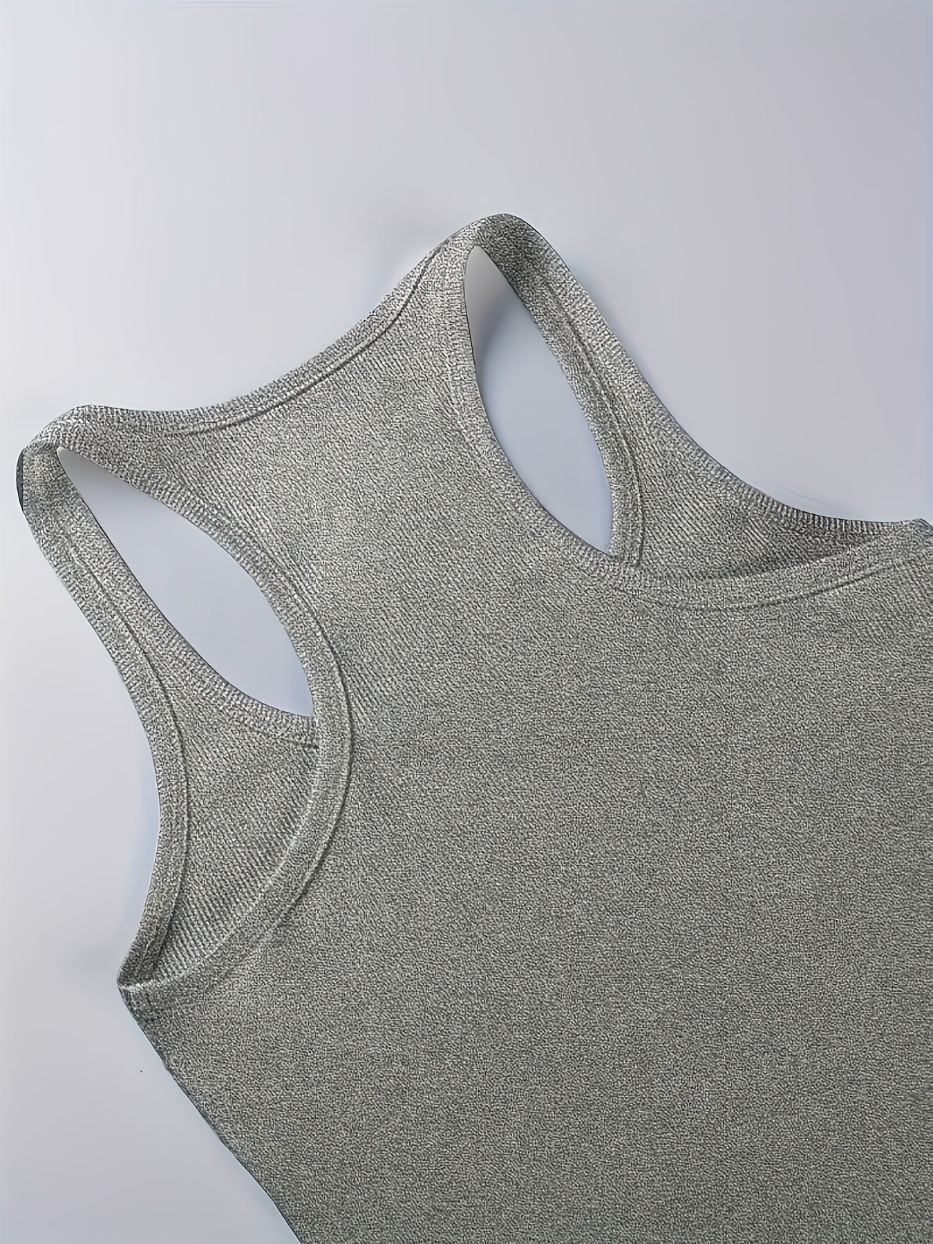 Полиэстеровый боди с графическим принтом, с низким вырезом, без рукавов и облегающей посадкой для весны/лета.