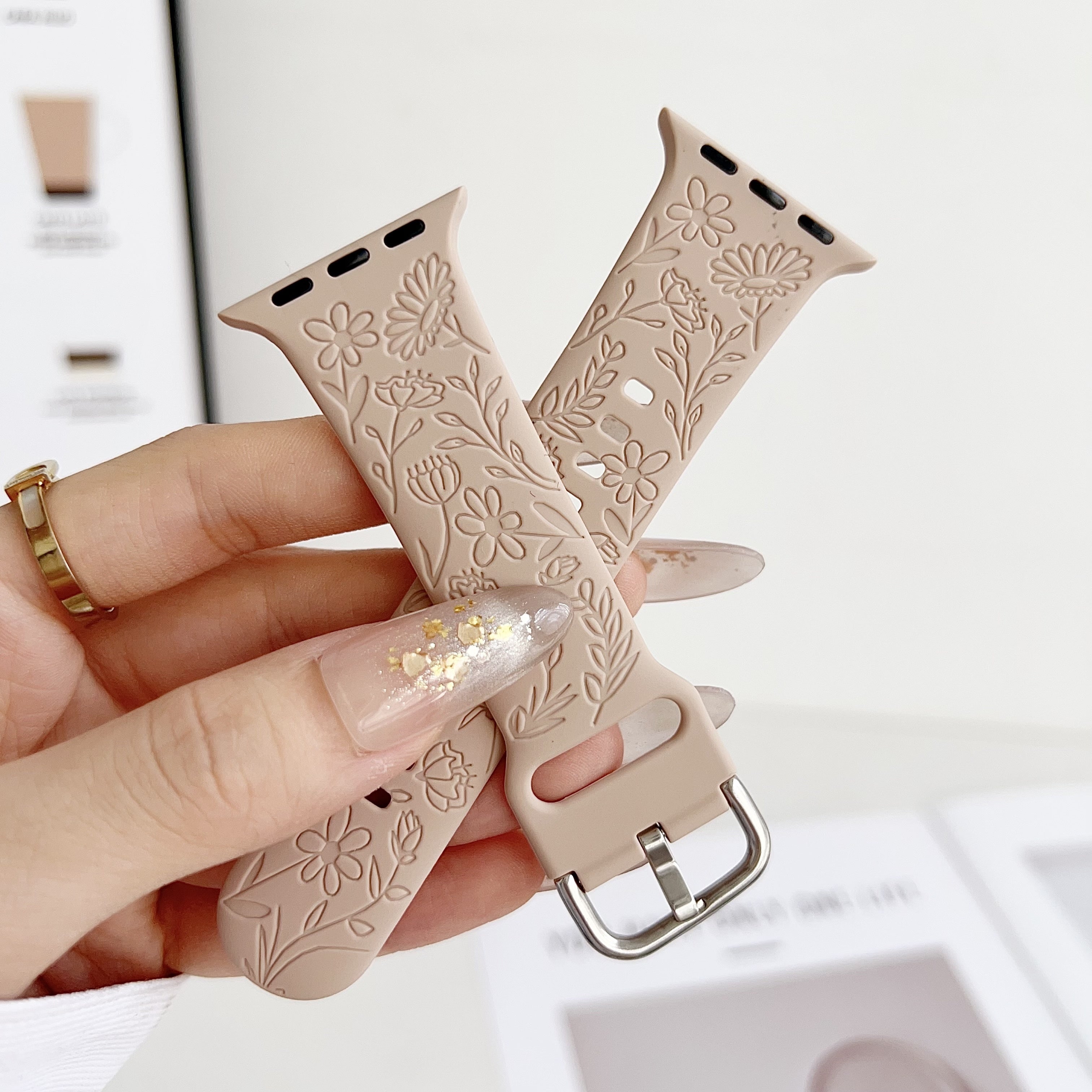 Стильный силиконовый ремешок для Apple Watch, подходящий для различных моделей и удобный для занятий спортом.