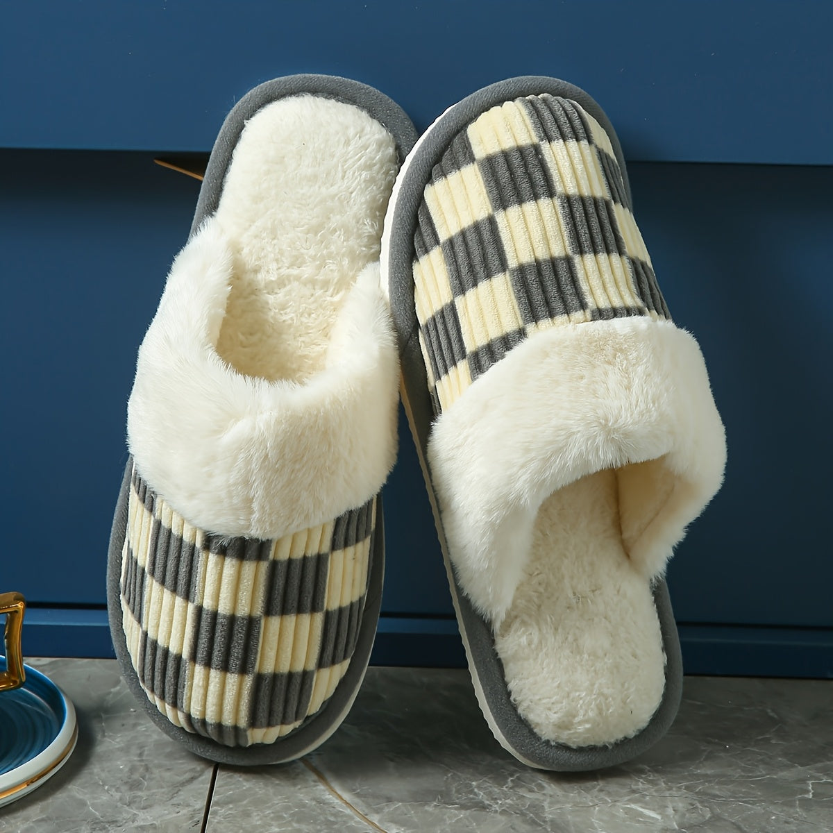 Women's Cozy Plaid Slip-On Slippers with Faux Fur Lining for Home Use