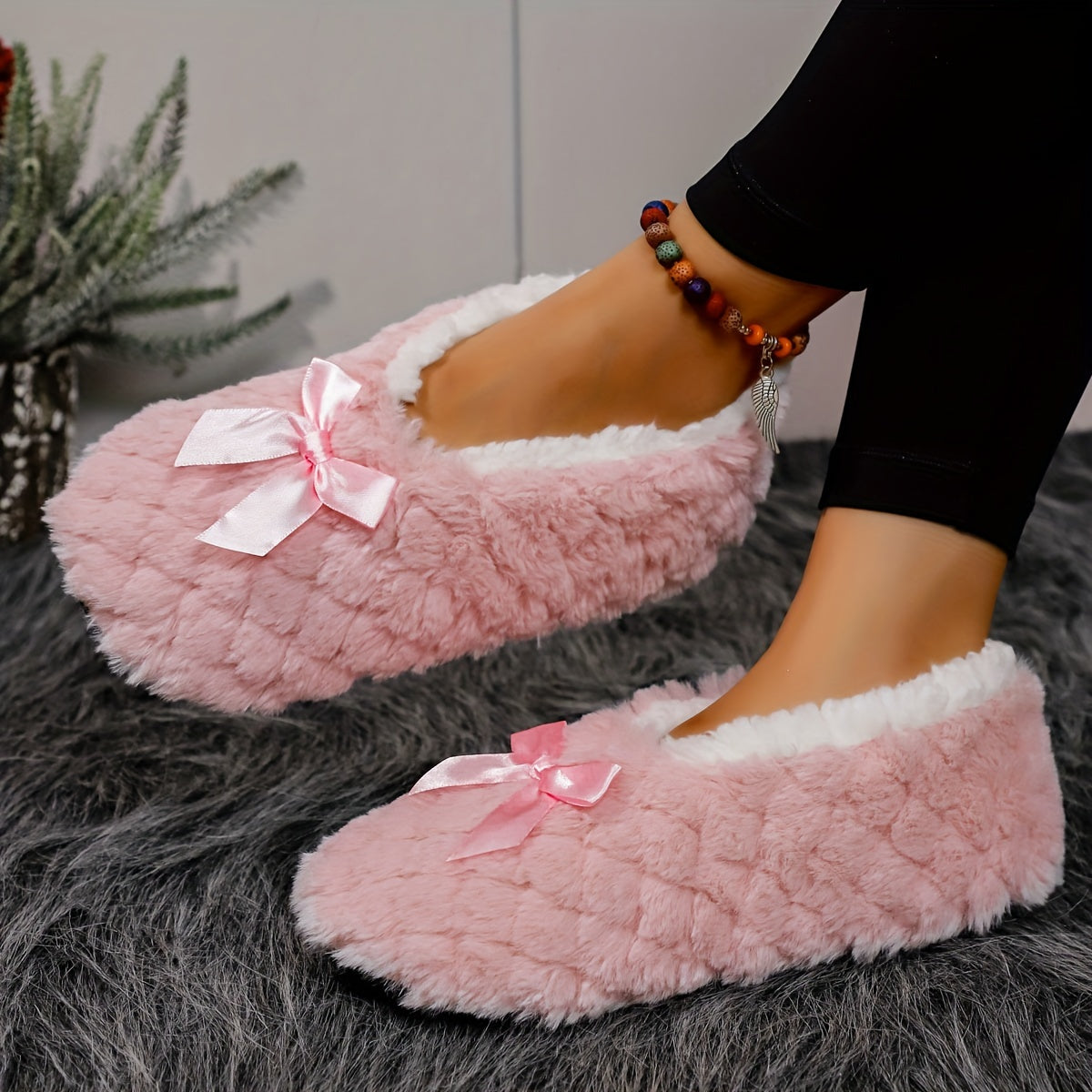 Ayollar uchun plüsh rombli bosimli qishda chanoq bilan bog'langan ayollar uchun shippaklar, gulchambar bilan, yopishqoqsiz tagi, pushti