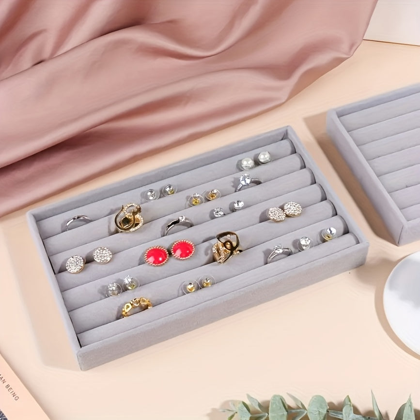 Kulrang velur zargarlik buyumlarini namoyish qilish standi, uzuk va sirg‘a uchun teshiklar bilan