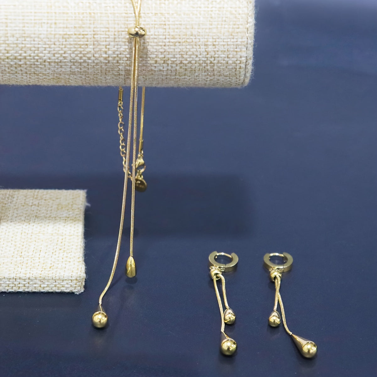 3-ta bo'lakli zargarlik to'plami: suv tomchisi pendantsli taqinchoq va sirg'alar, oltin qoplangan titan po'lat, gipoallergik, vintage