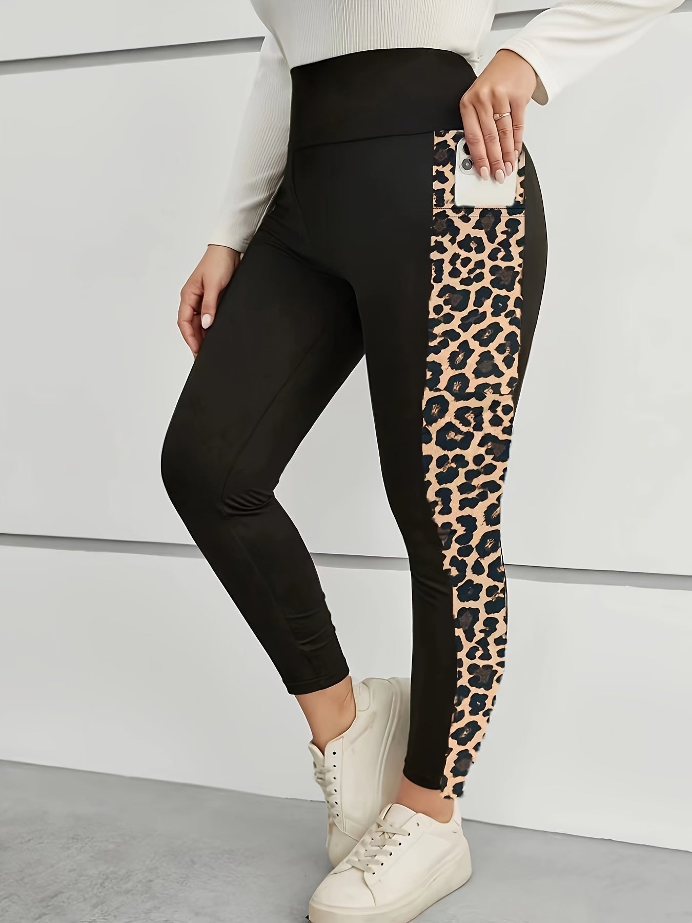 Women's Plus Size Leopard Print High-Waisted Yoga Leggings with Phone Pocket