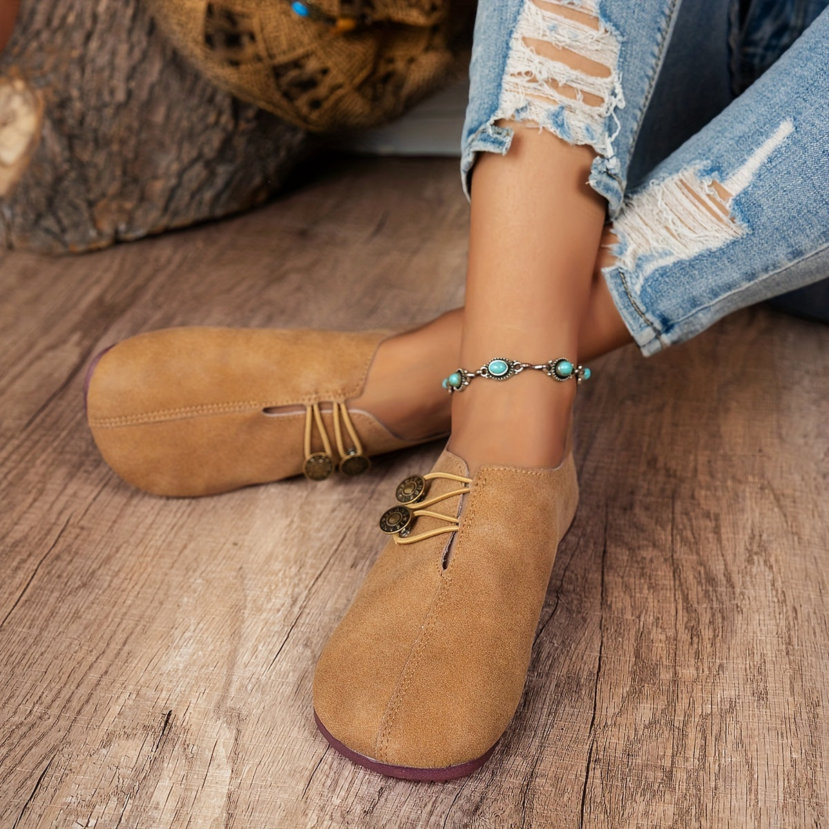 Ayollar uchun tasodifiy bitta poyabzal, yumshoq taglik va dumaloq burchak bilan, tugma bezak va bir xil rangli dizayn bilan.