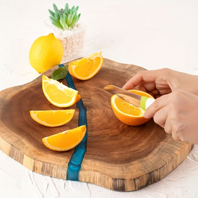 Доска из акации с акцентами из высококачественной смолы для нарезки дров и приготовления пищи на кухне. Изготовлена из экологически чистого дерева с стильным нерегулярным дизайном. Идеально подходит для нарезки стейков и других продуктов.