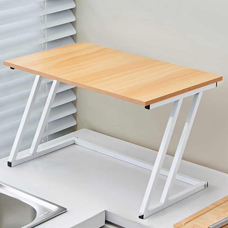 Oʻrmonli mikrotoʻlqinli pech uchun saqlash javonlari bilan oshxona tashkiloti uchun stol