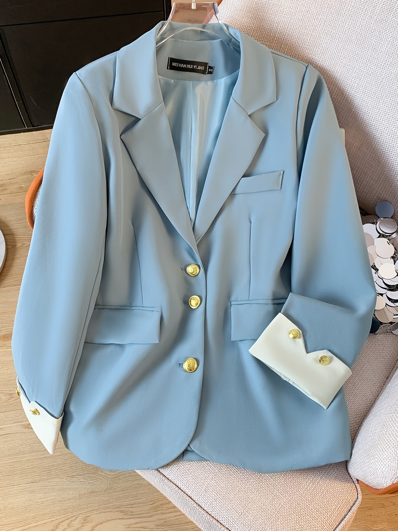 Blazer de poliéster azul claro para mujer con detalles de botones dorados para primavera y otoño

Source:
Women's Light Blue Polyester Blazer with Gold Button Details for Spring and Fall