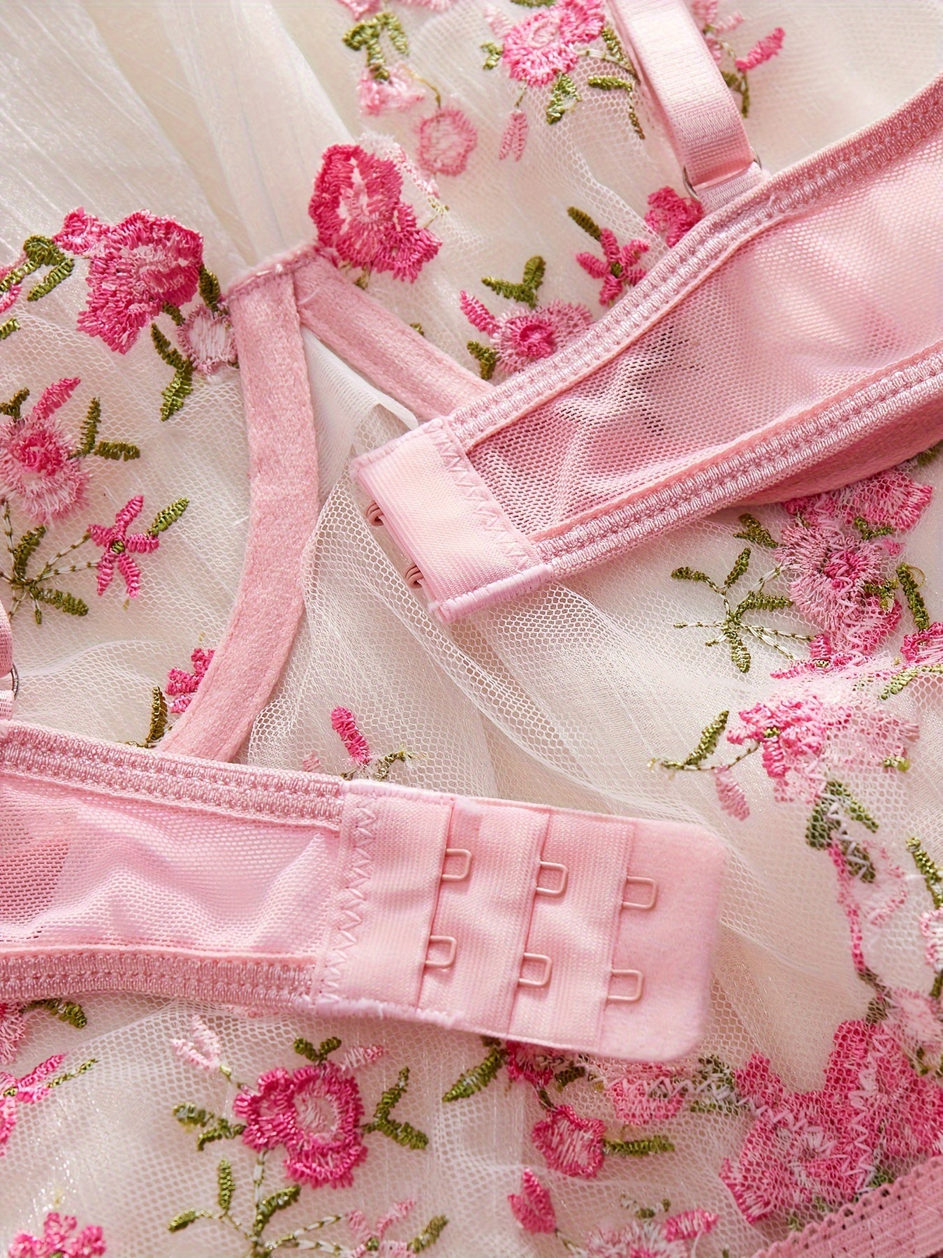 Qora rangli zamonaviy bodysuit, qizil gullar bilan bezatilgan, V-shakl, yuqori bel, va shaffof to'r mato. Ayollar uchun mukammal, faqat qo'l bilan yuvish.