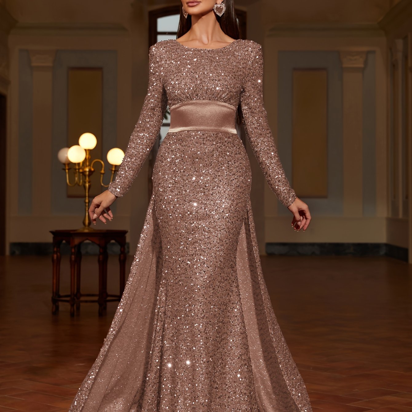 Ayollar uchun zamonaviy orqasi ochiq oqimli ko'ylak, oilaviy yig'ilishlar va partiyalar uchun mukammal. 2025 yilda turli tadbirlar, jumladan, partiyalar, kontsertlar va mukofotlar uchun mos uzun ko'ylak.