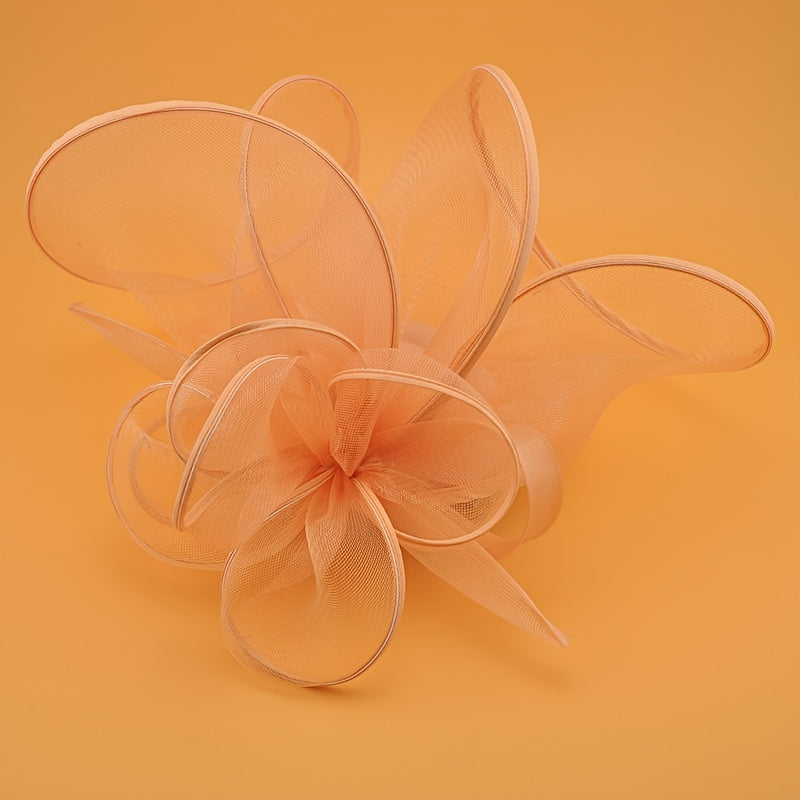 To'ylar va partiyalar uchun klip bilan qora va oq tarmoq gul fascinatori