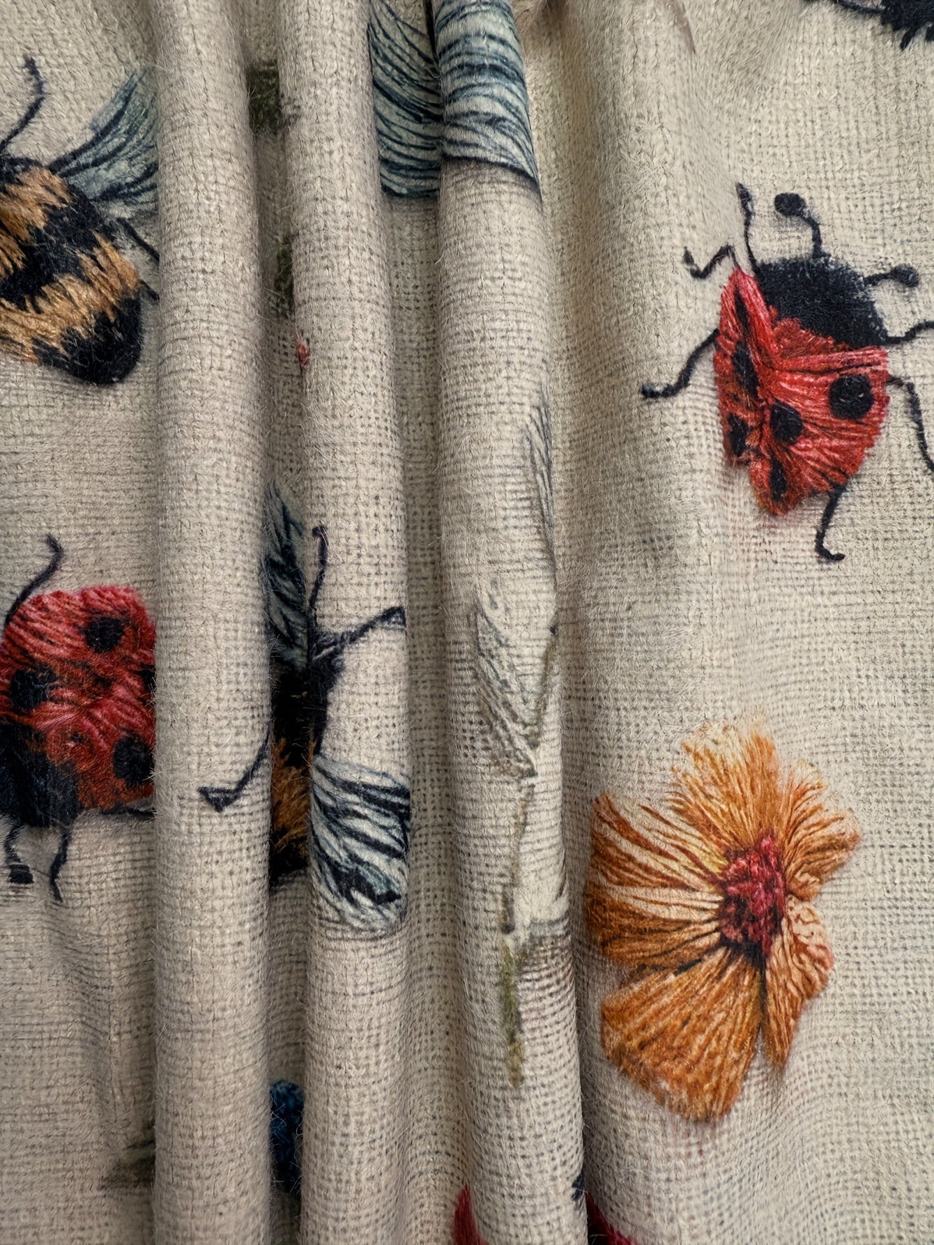 Ayollar uchun katta o'lchamli gullü va hasharotli bosma cardigan bej V-shakli bo'yinli uzun qo'lqopli pullover